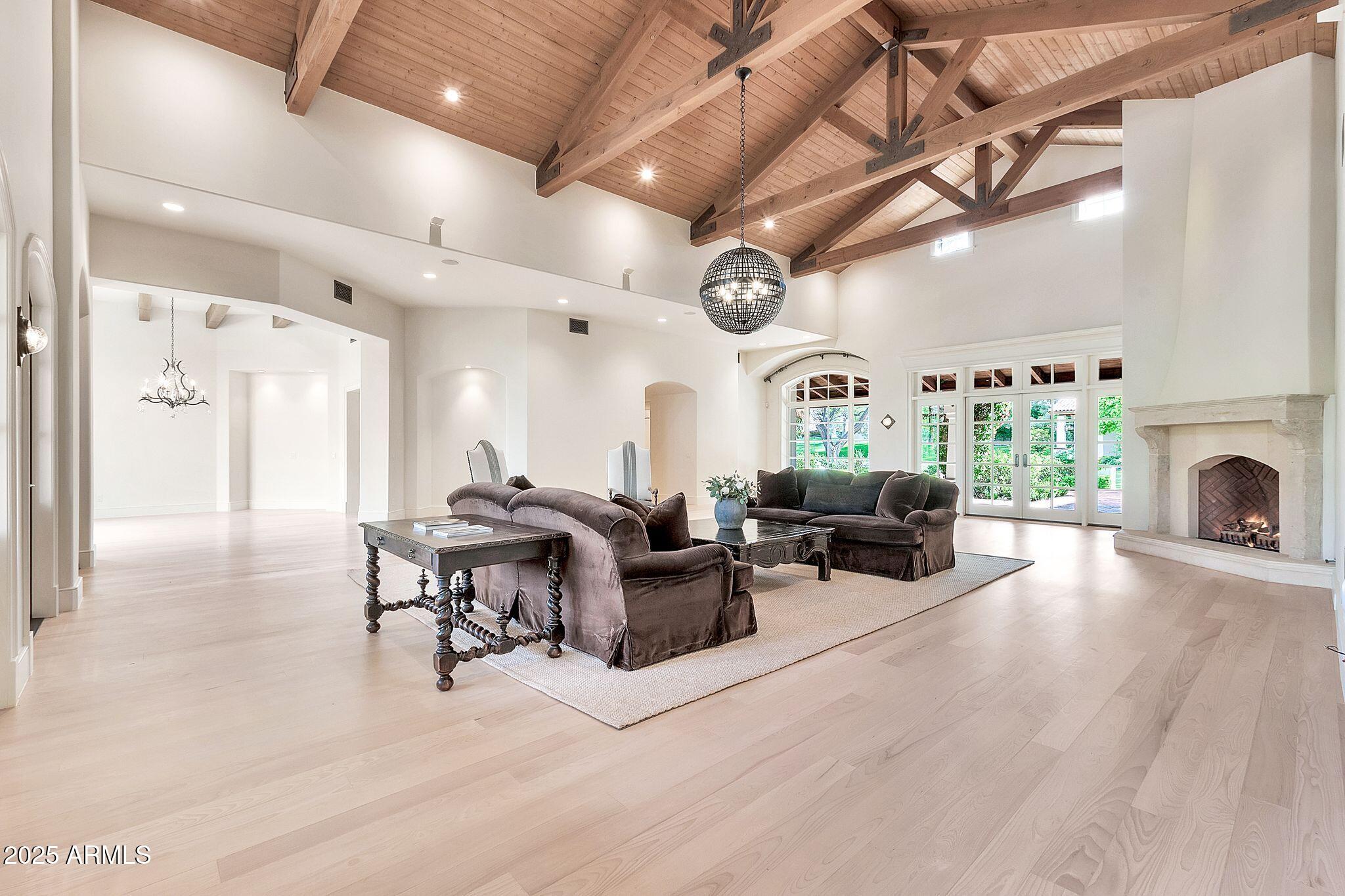 12 E OAKWOOD HILLS Drive