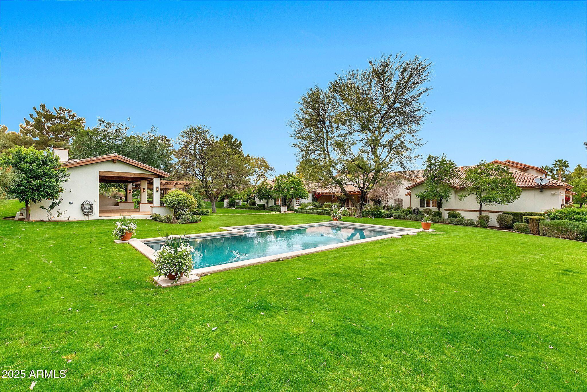12 E OAKWOOD HILLS Drive