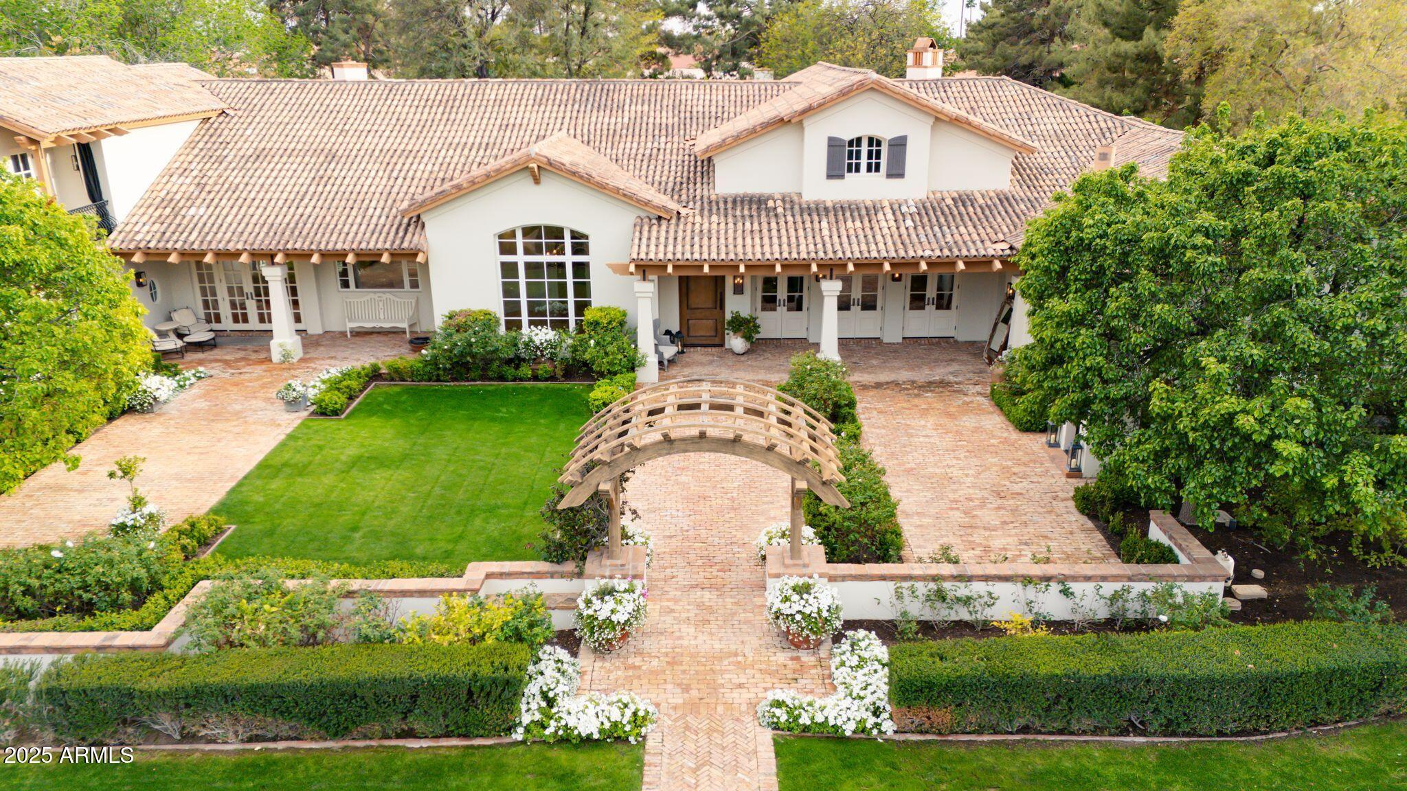 12 E OAKWOOD HILLS Drive