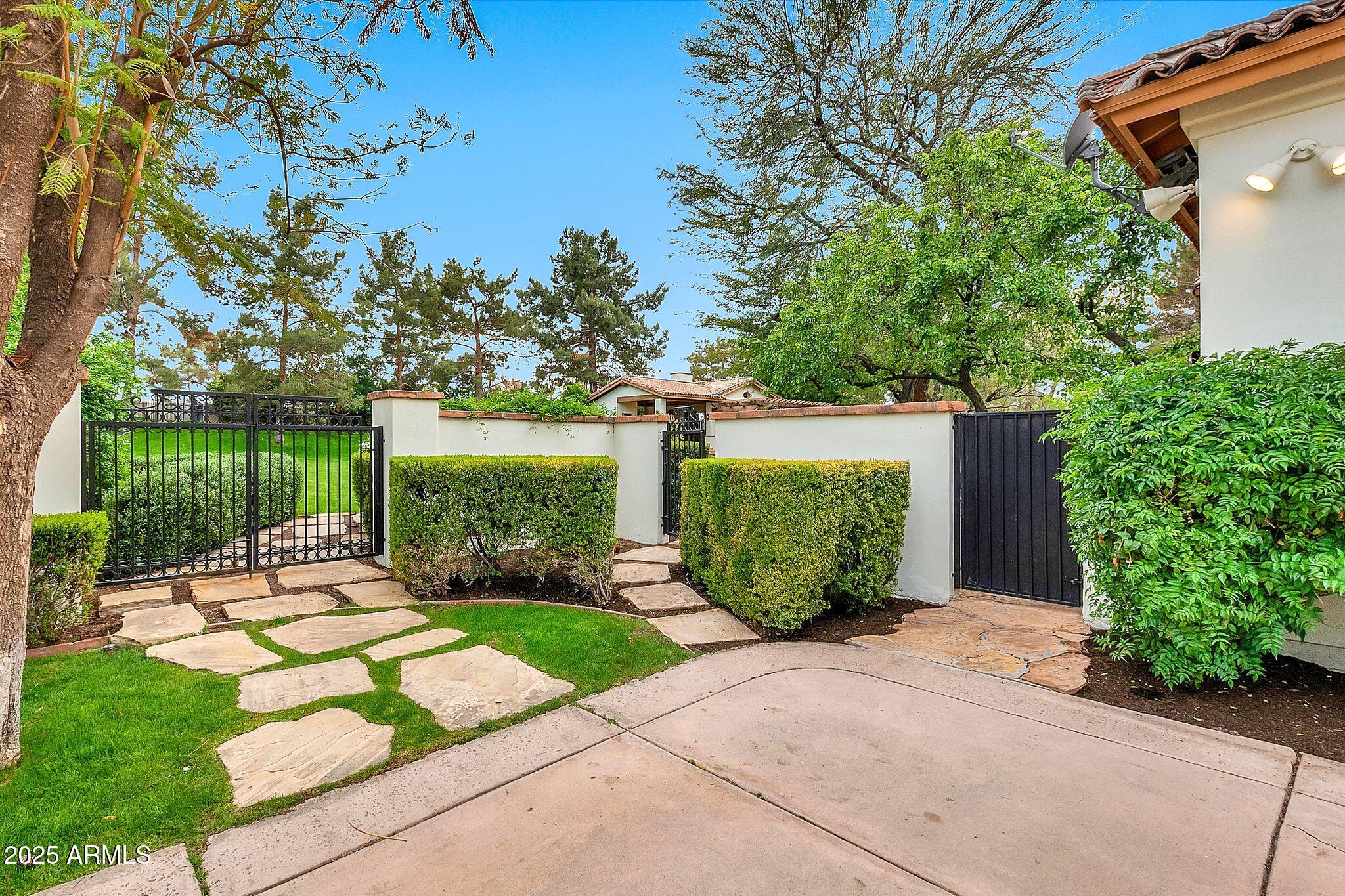 12 E OAKWOOD HILLS Drive