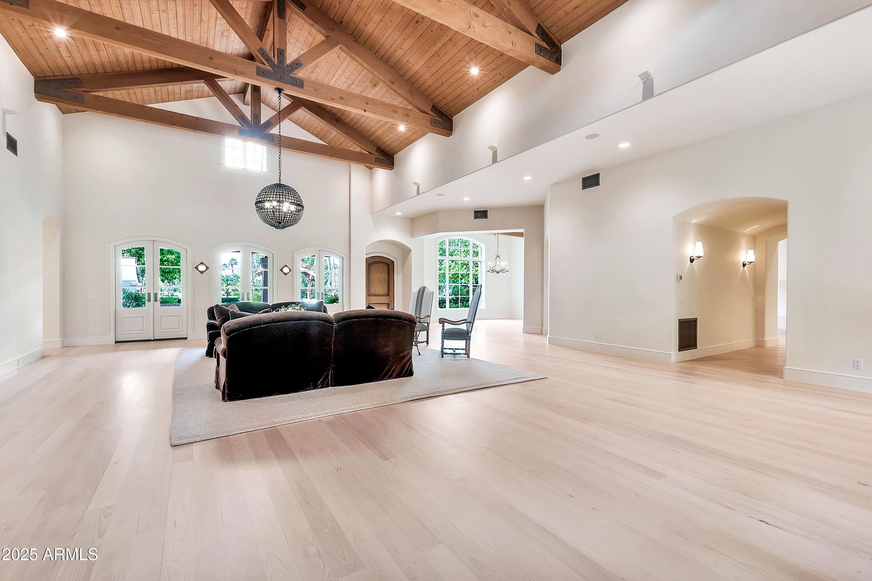 12 E OAKWOOD HILLS Drive