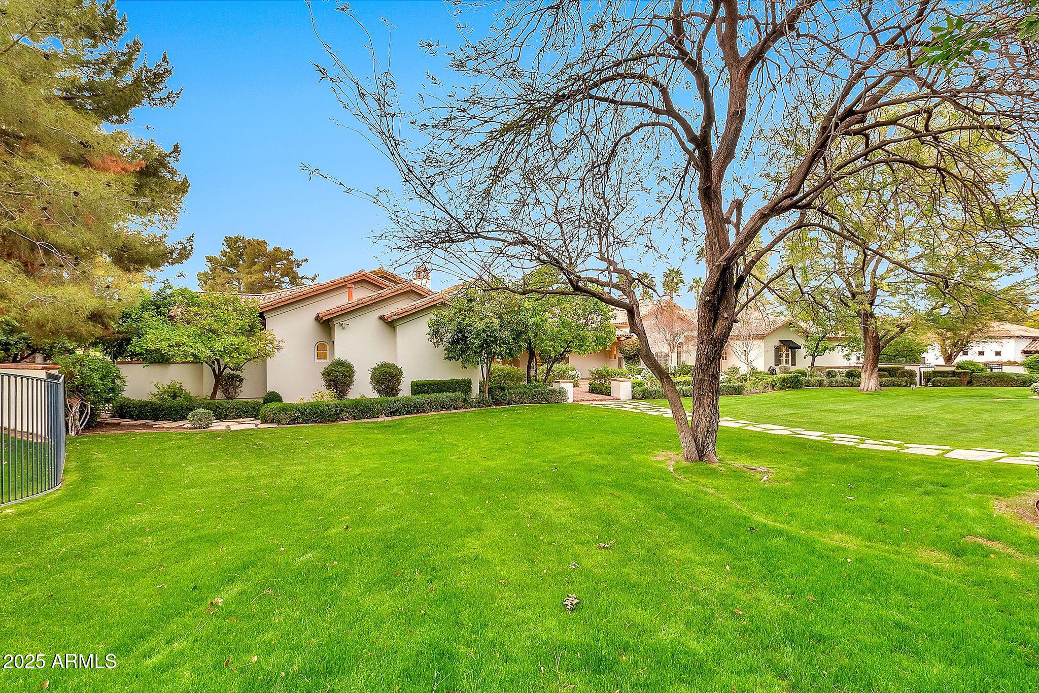 12 E OAKWOOD HILLS Drive