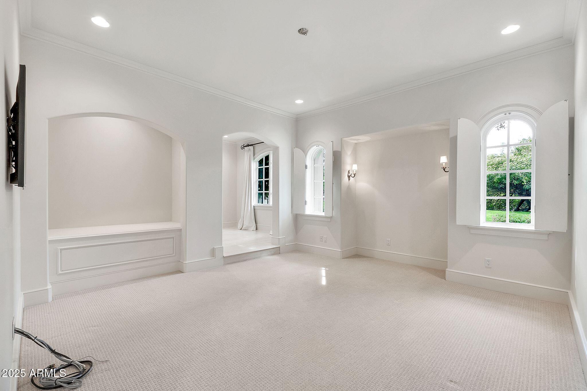 12 E OAKWOOD HILLS Drive