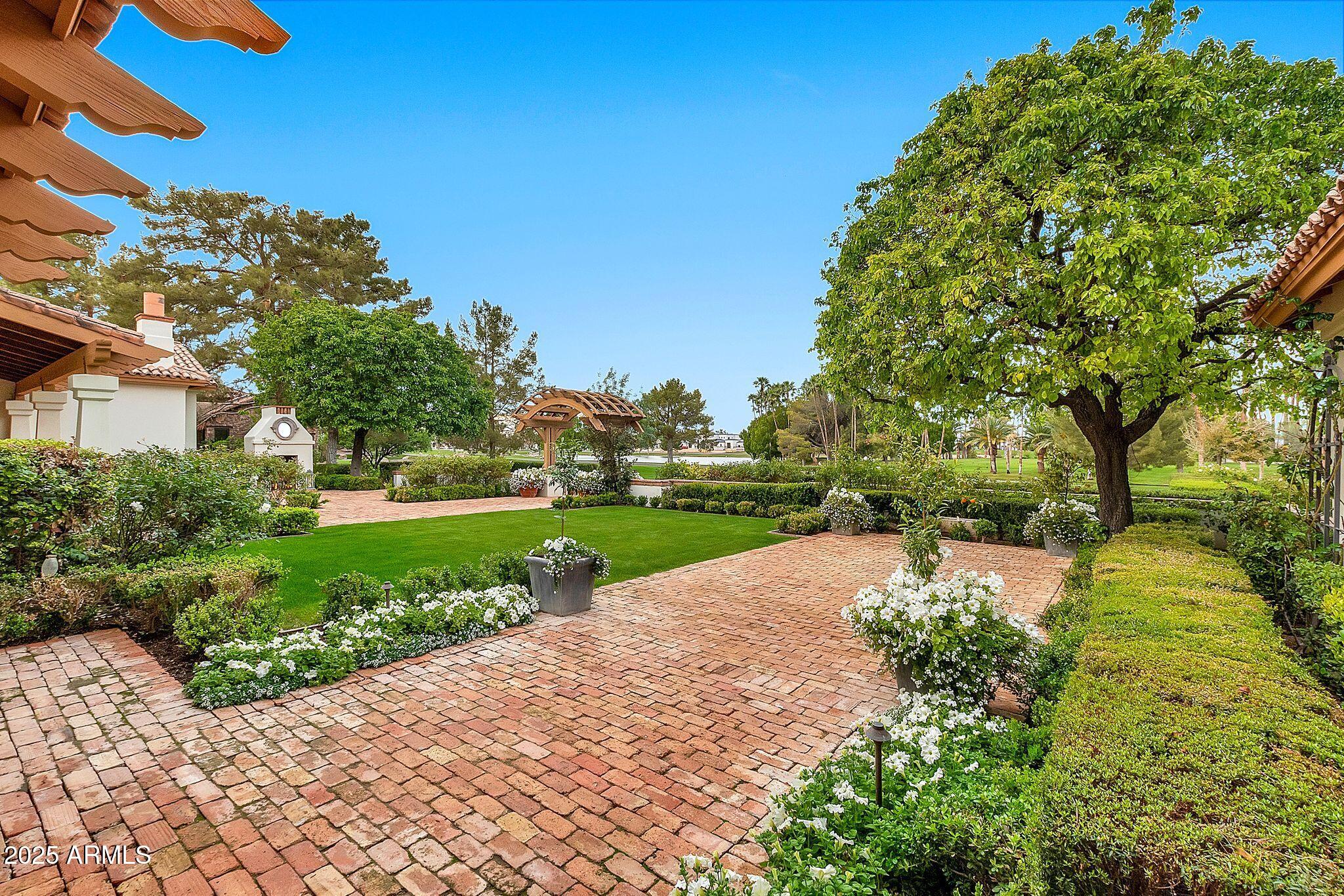 12 E OAKWOOD HILLS Drive