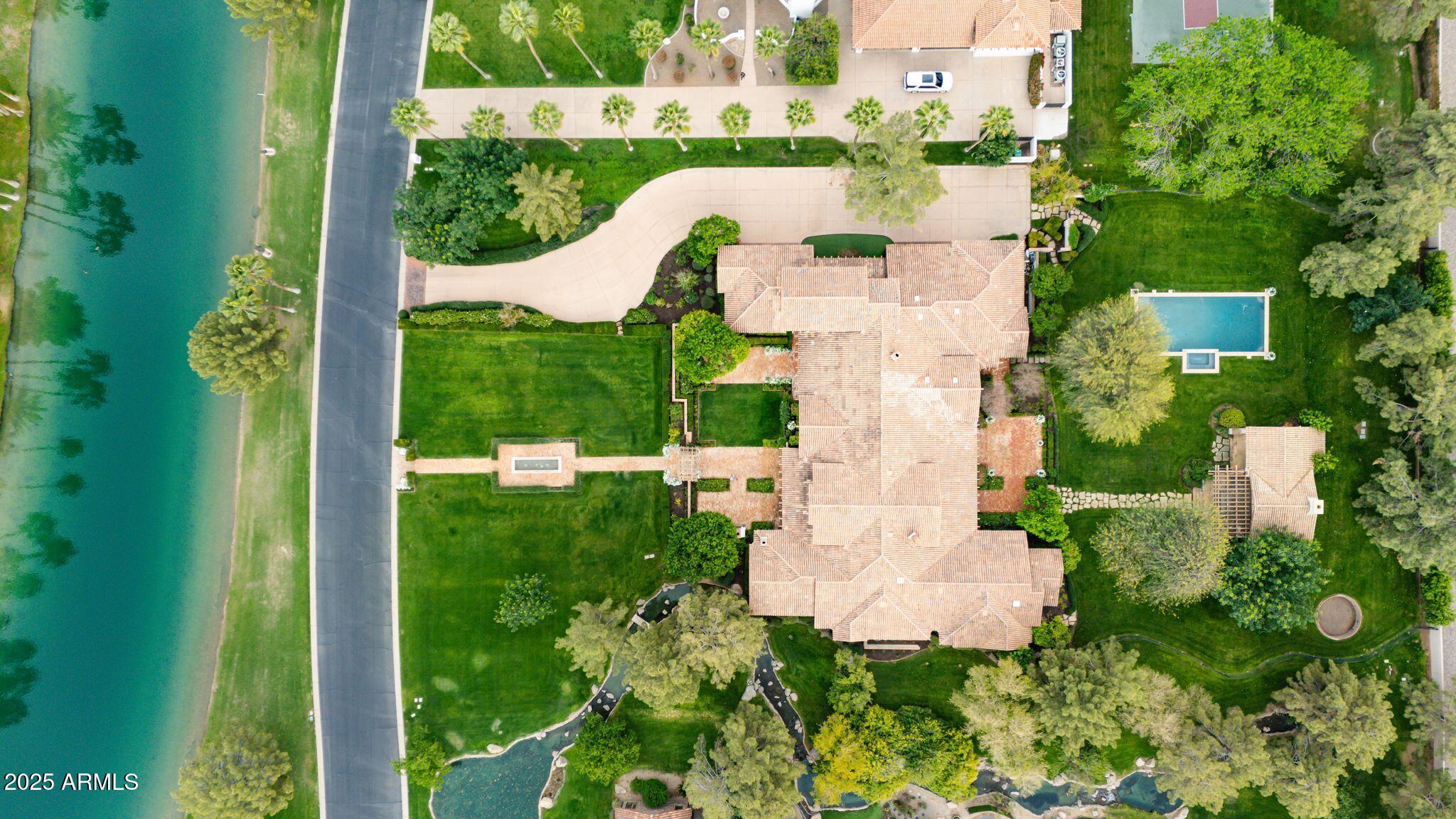 12 E OAKWOOD HILLS Drive