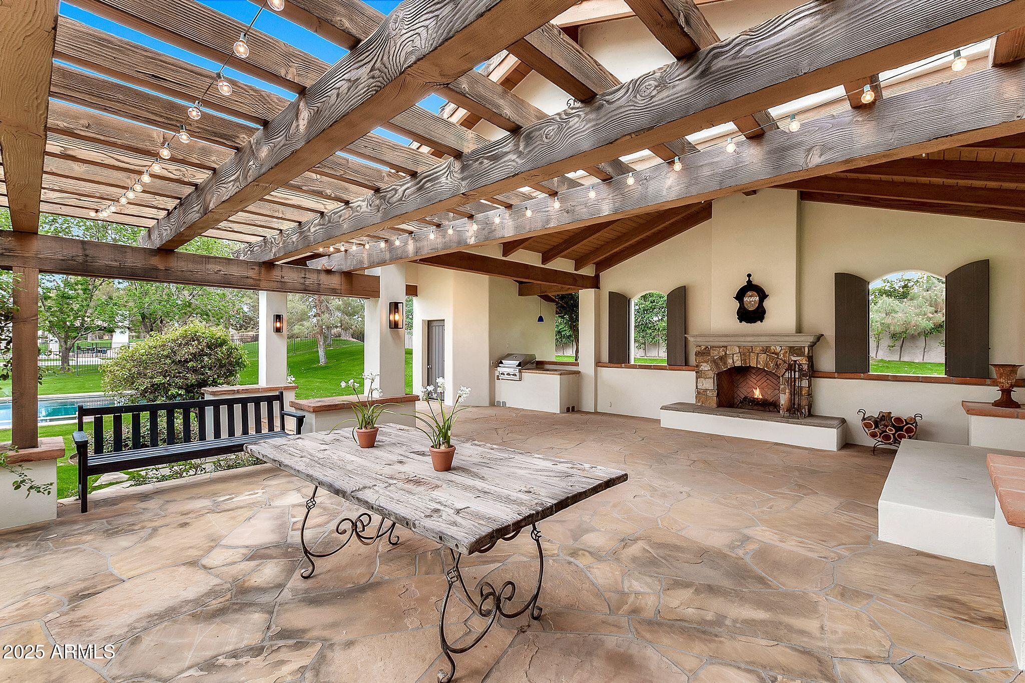 12 E OAKWOOD HILLS Drive