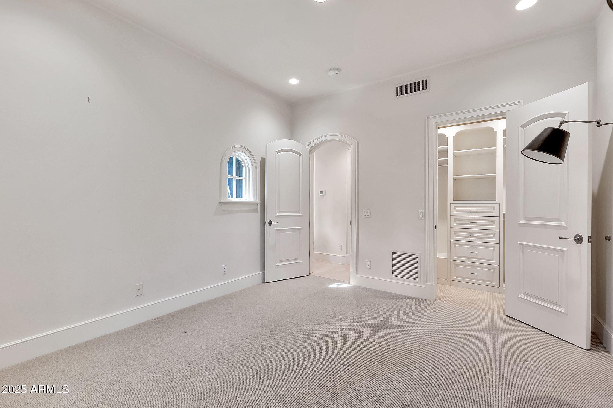 12 E OAKWOOD HILLS Drive