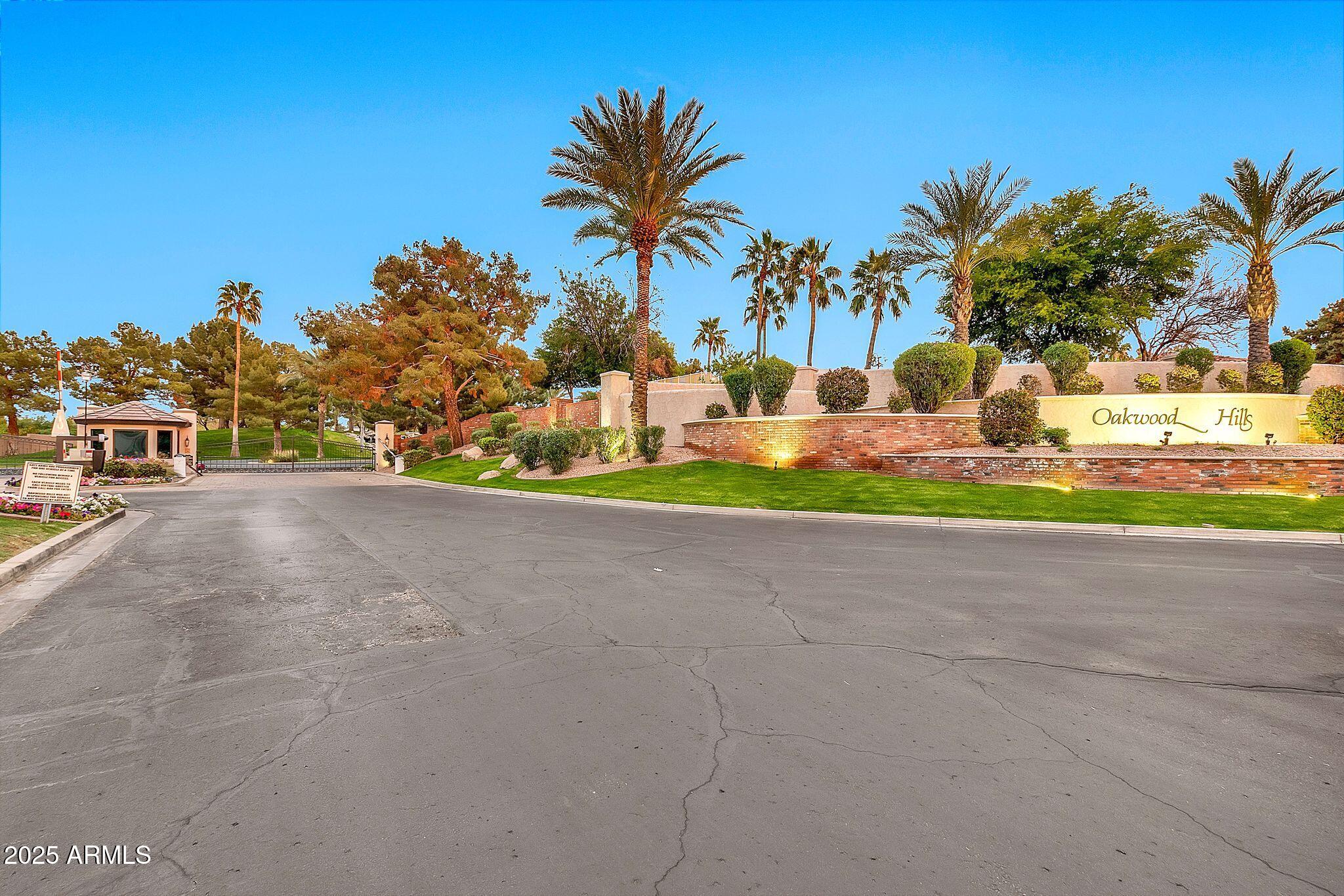 12 E OAKWOOD HILLS Drive