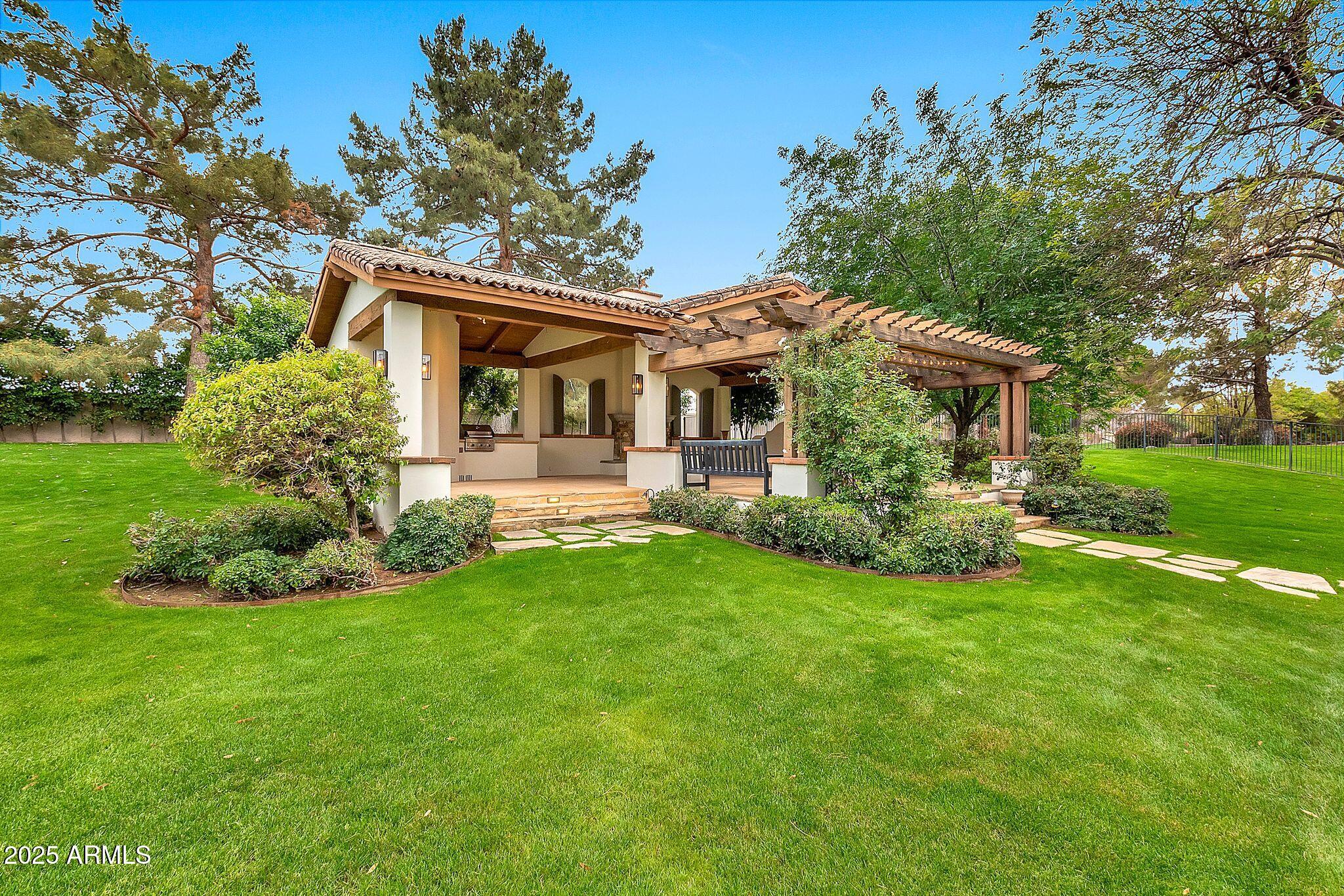 12 E OAKWOOD HILLS Drive