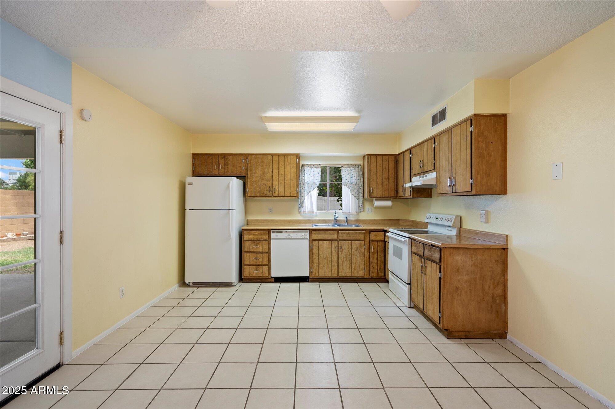 4744 W ALTADENA Avenue