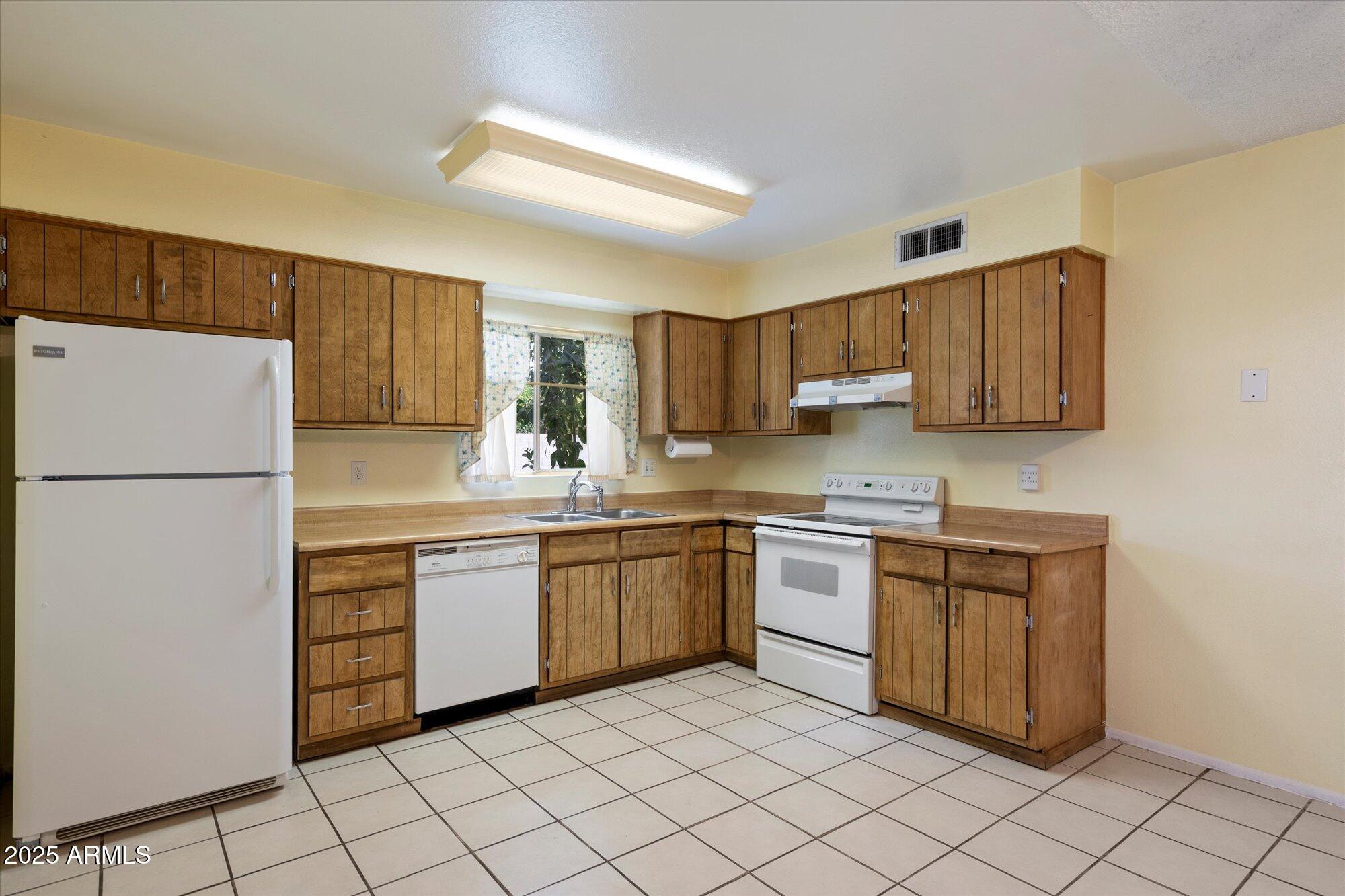 4744 W ALTADENA Avenue