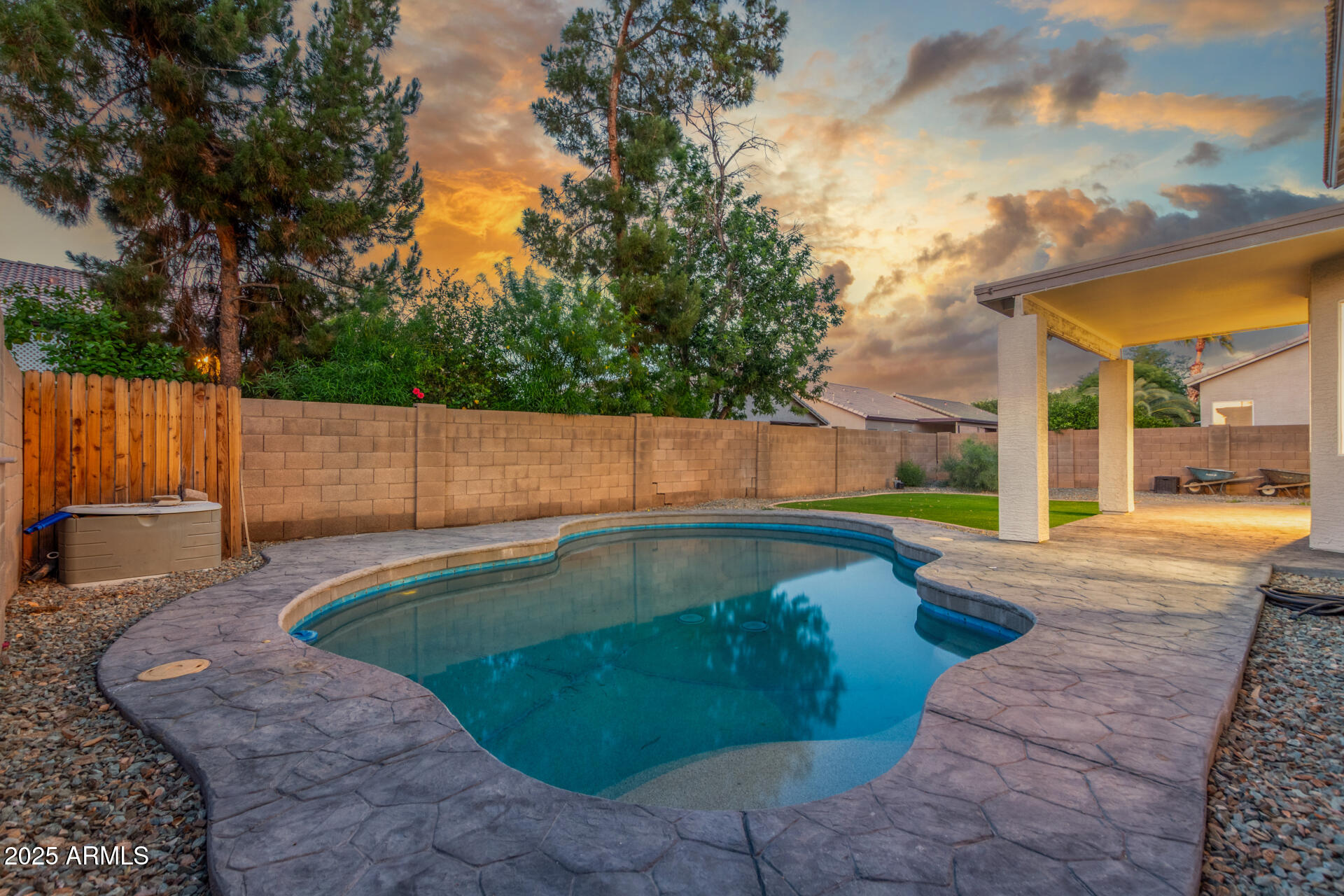 2754 E MICHELLE Way