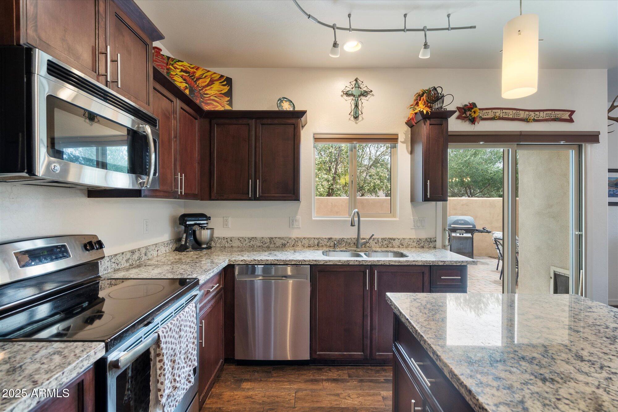 2004 E HEARTWOOD Lane