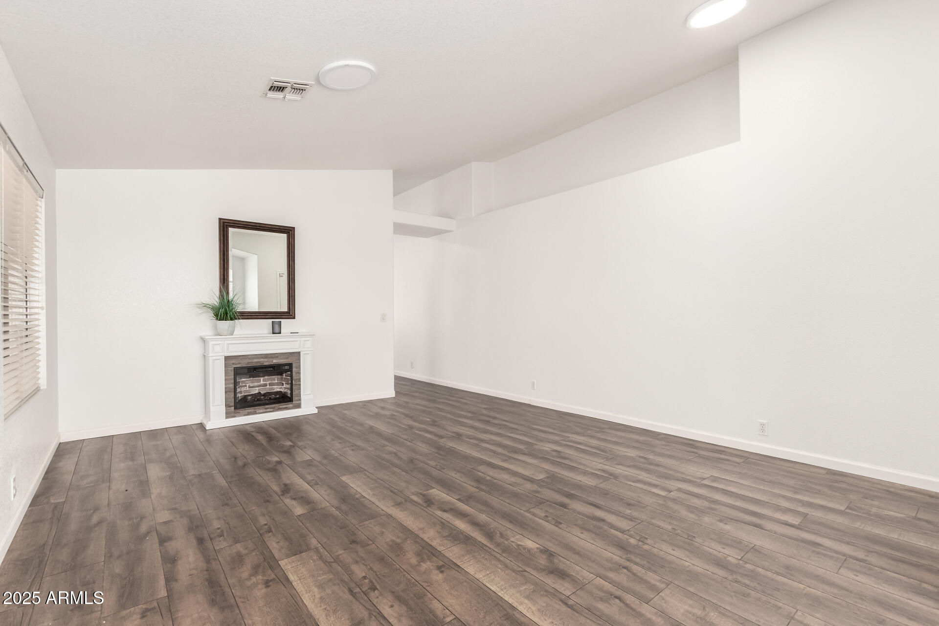8648 W FARGO Drive