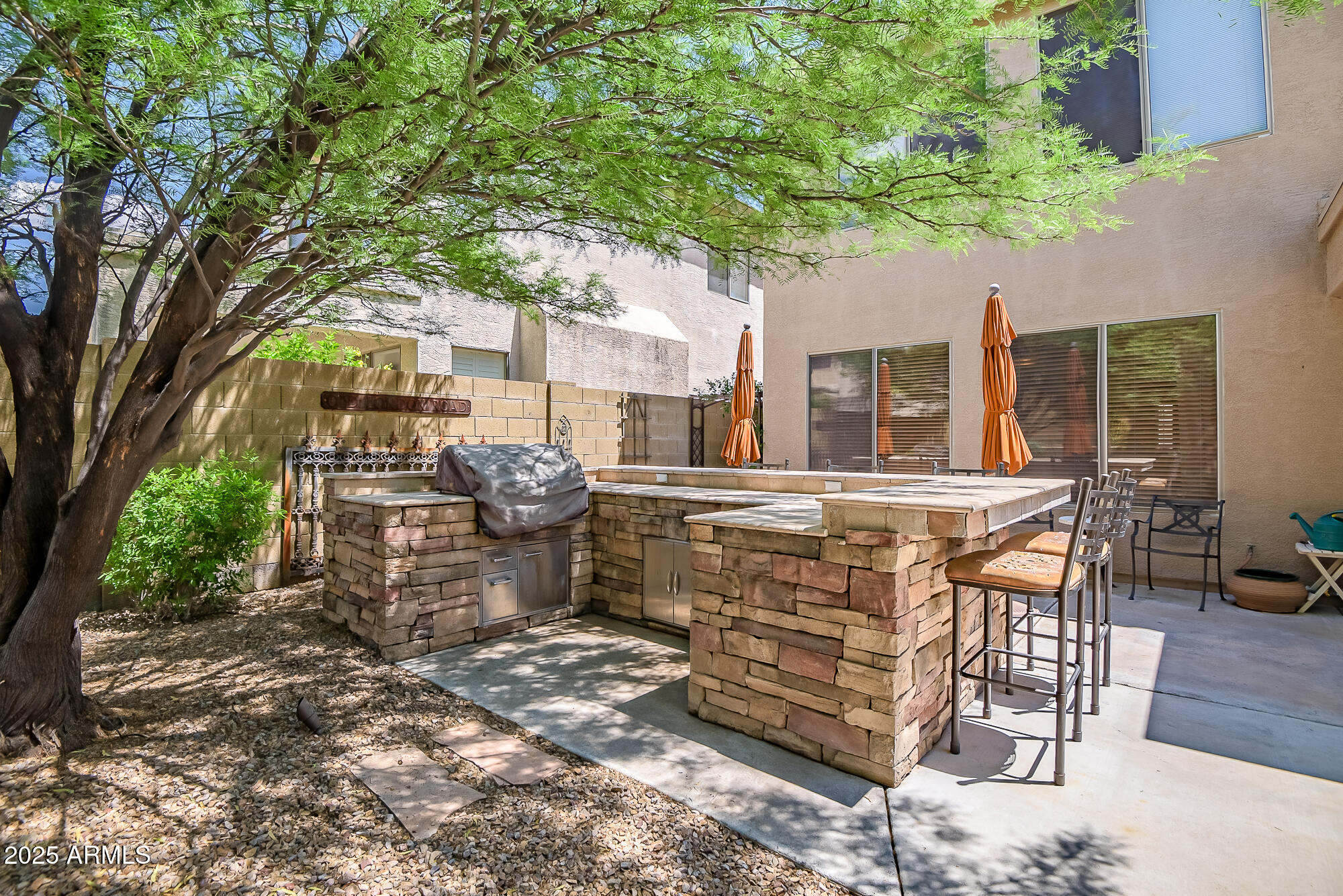 3336 W KING Drive