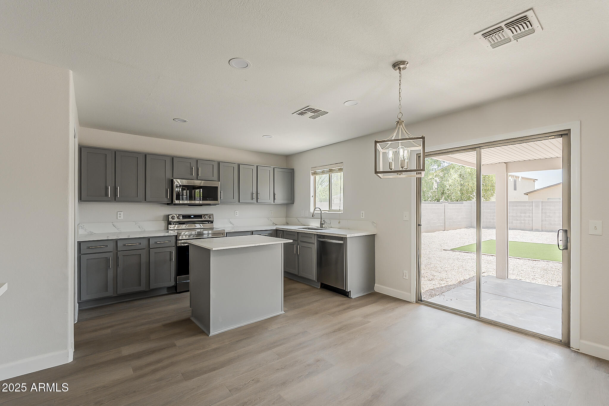 1671 E SILKTASSEL Trail