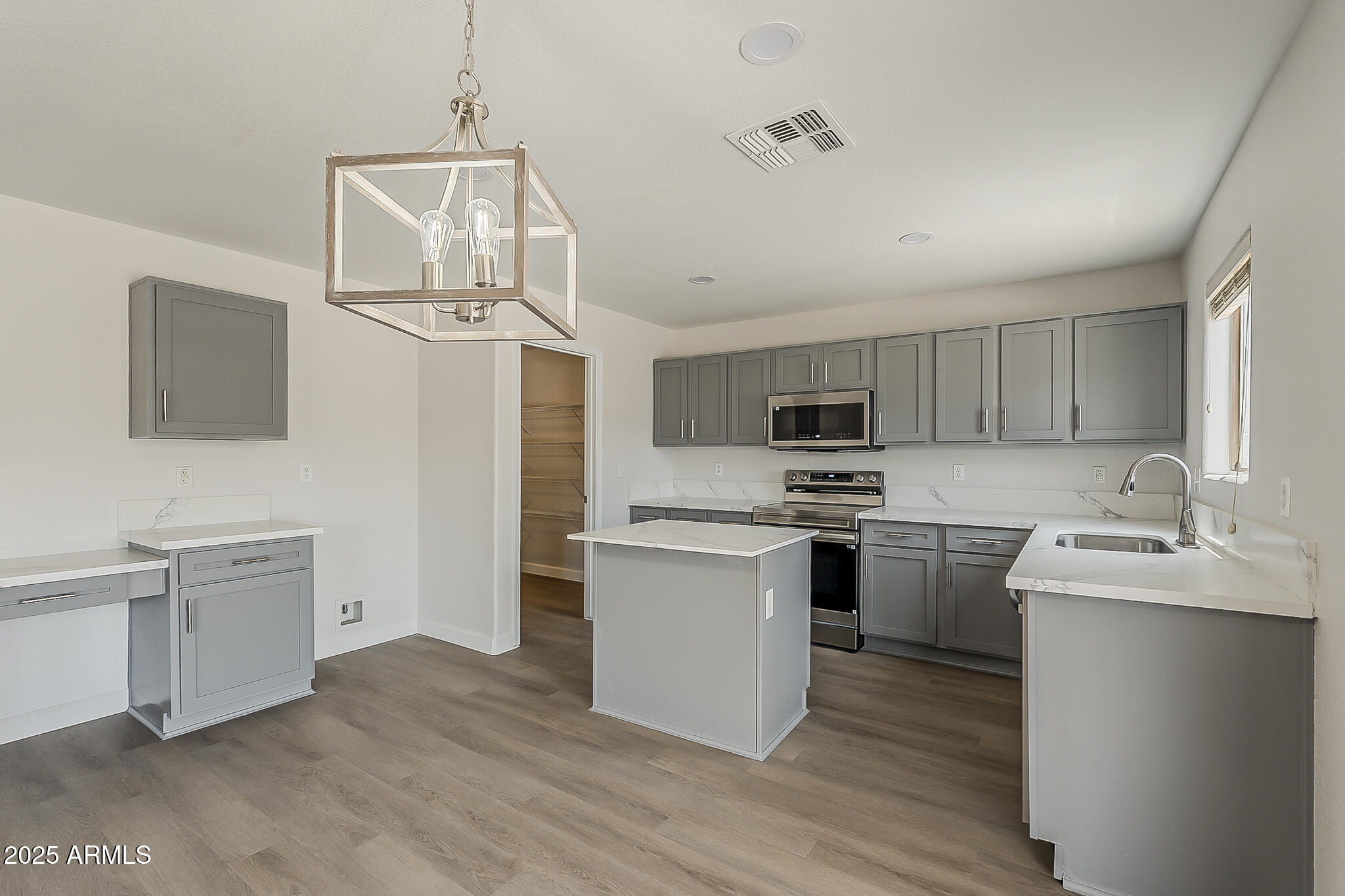 1671 E SILKTASSEL Trail