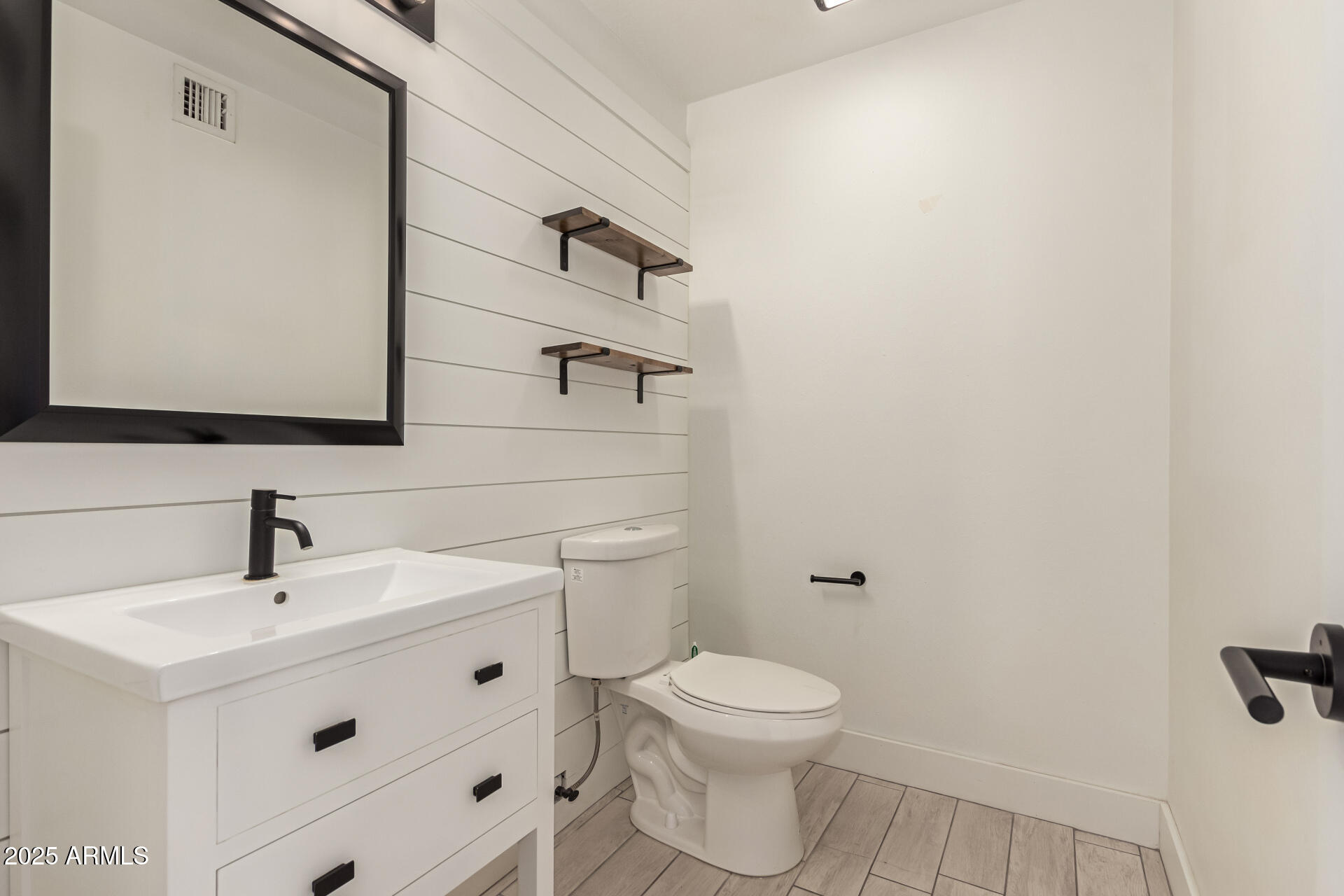 1621 N CHIPPEWA Drive