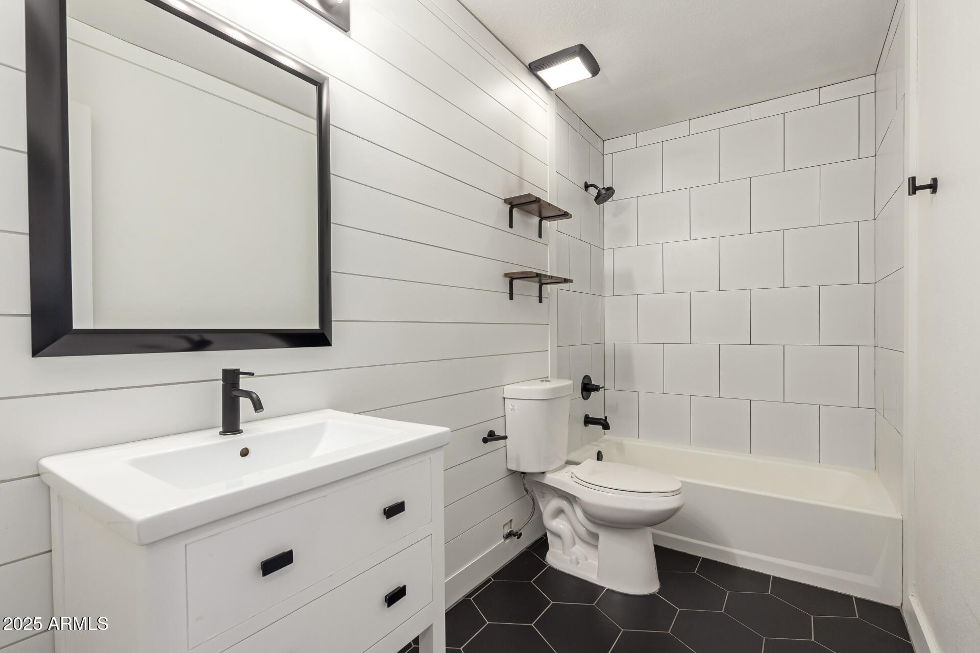 1621 N CHIPPEWA Drive