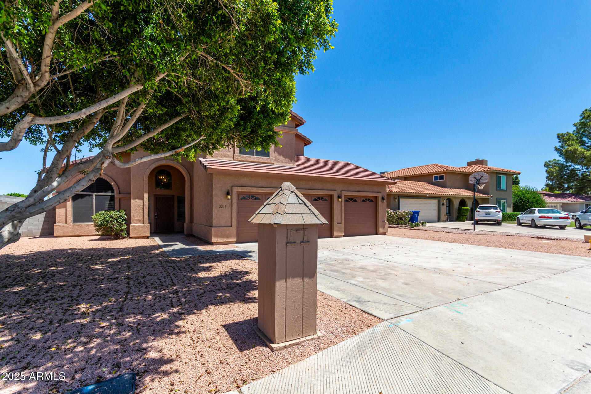 2213 N ASHBROOK Circle