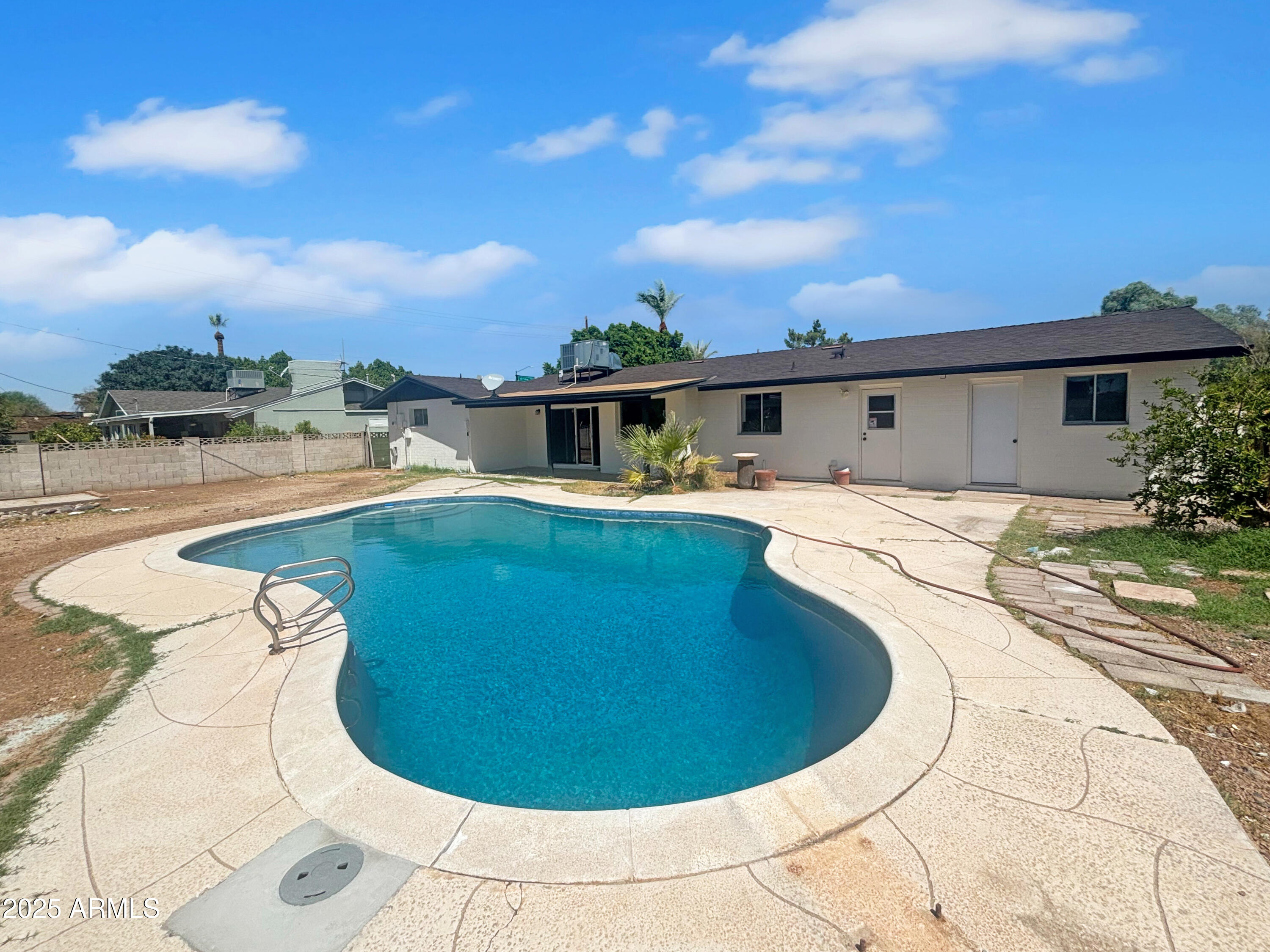 1327 W DUNLAP Avenue