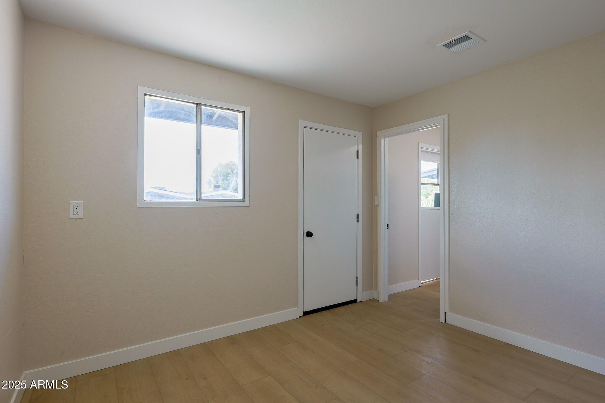 1327 W DUNLAP Avenue