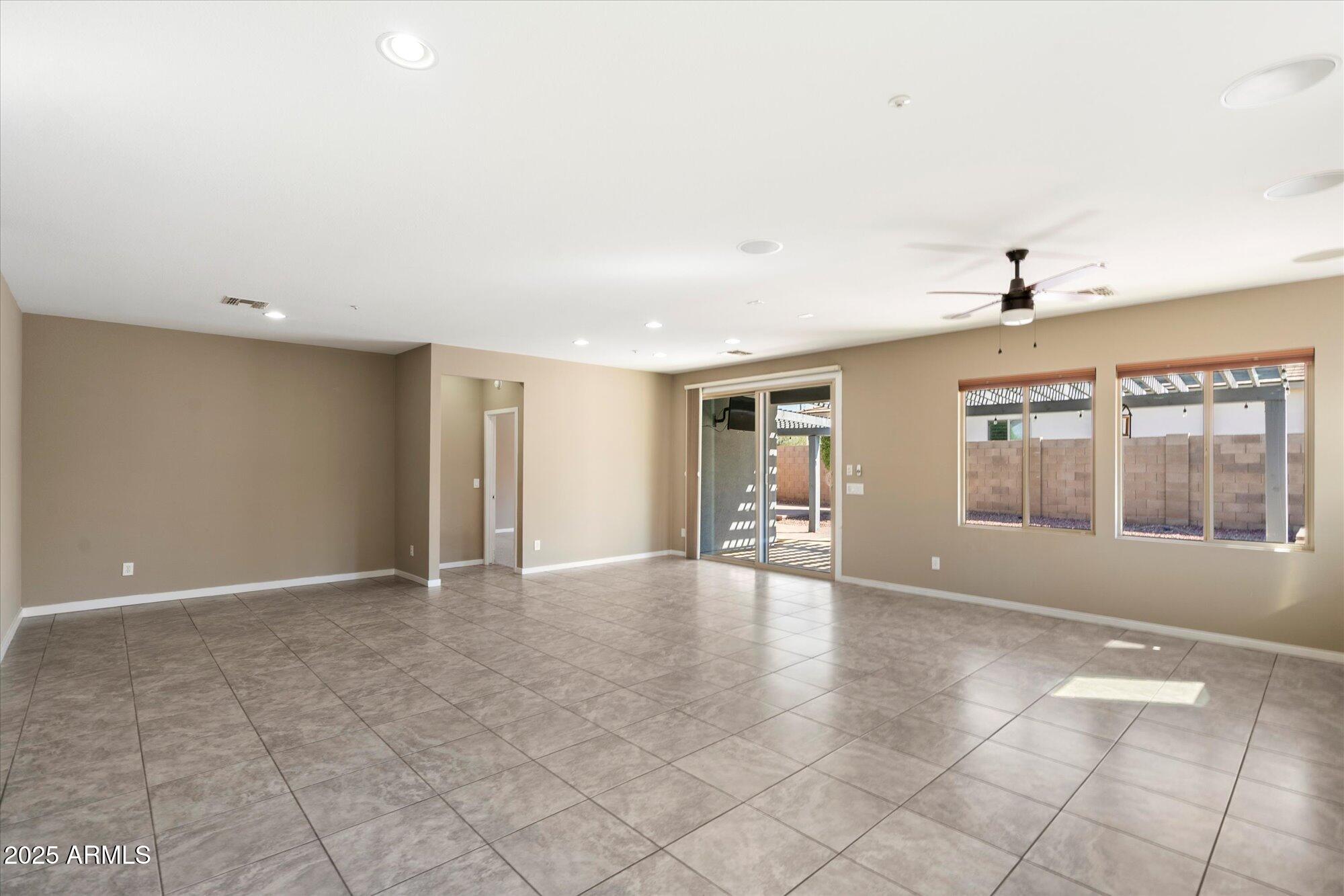 3553 E RAVENSWOOD Drive