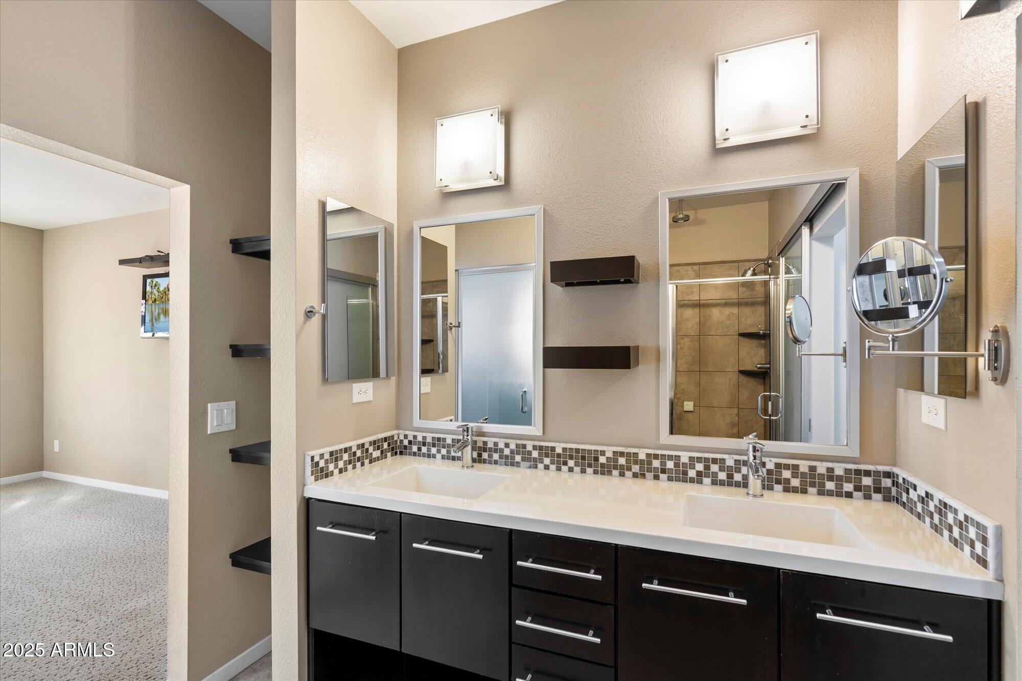 3553 E RAVENSWOOD Drive