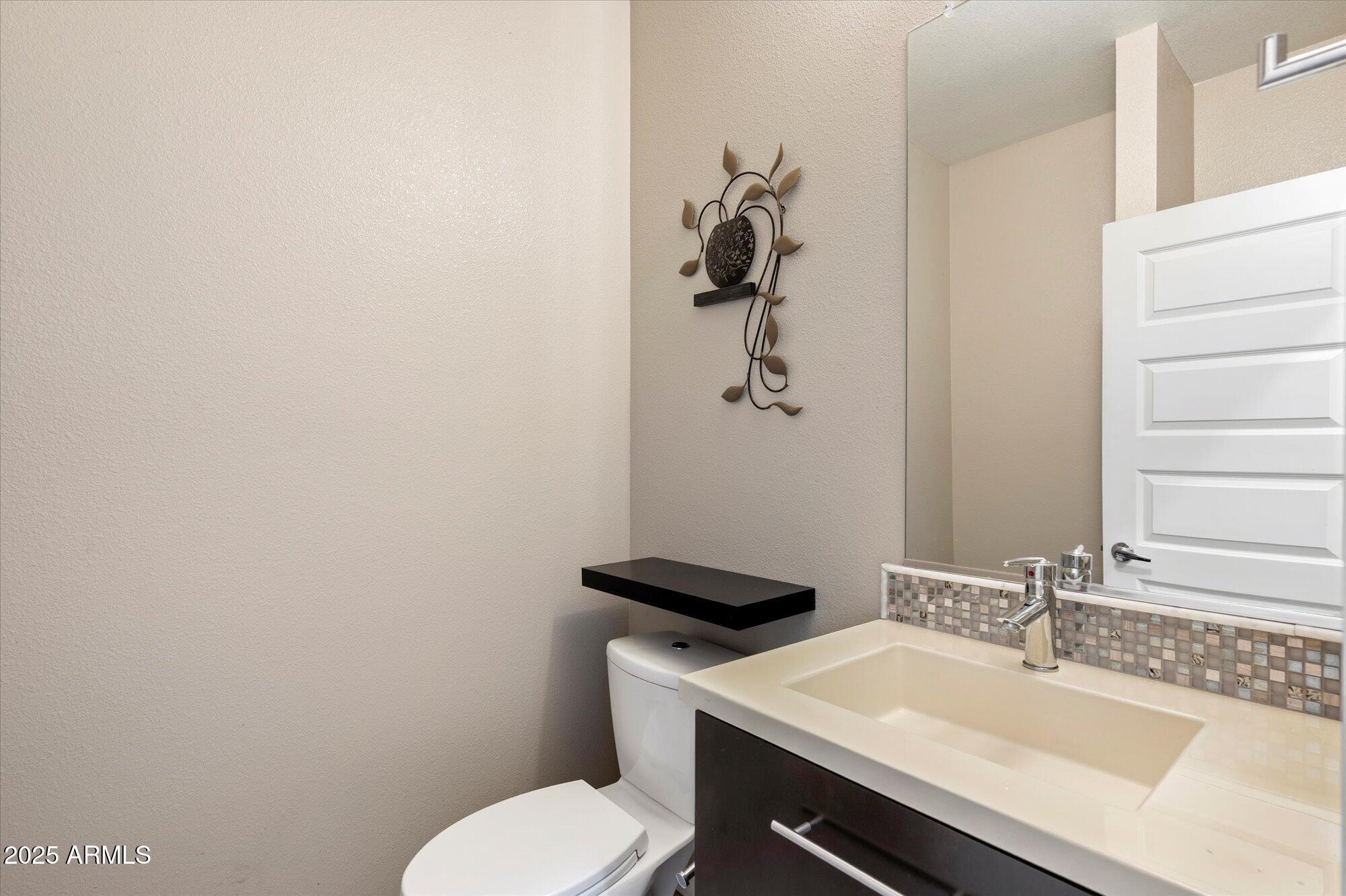 3553 E RAVENSWOOD Drive