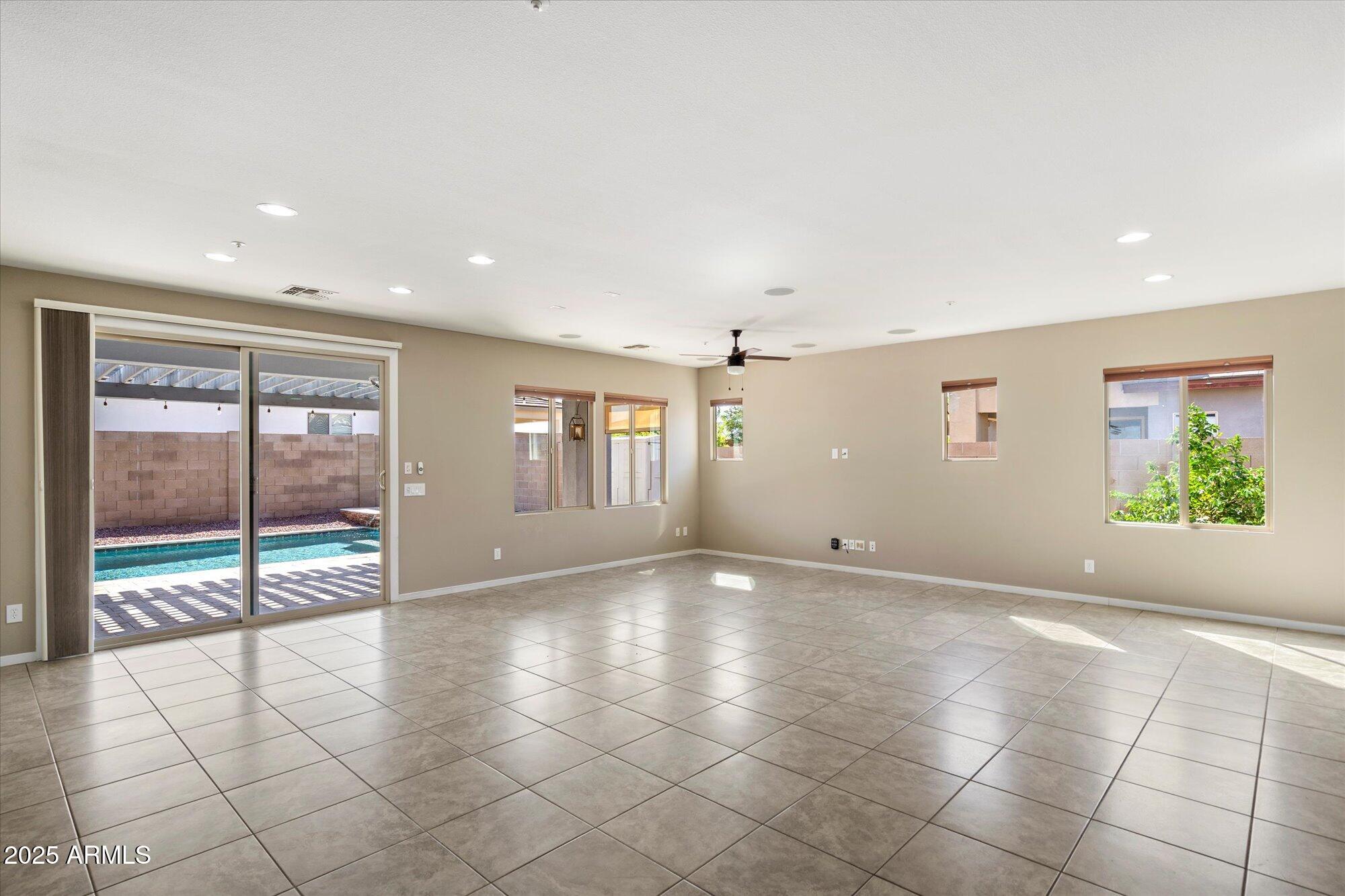 3553 E RAVENSWOOD Drive