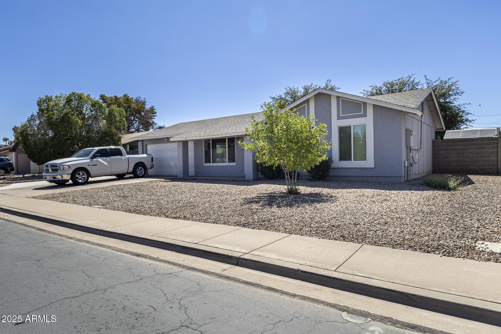 537 W POSADA Avenue