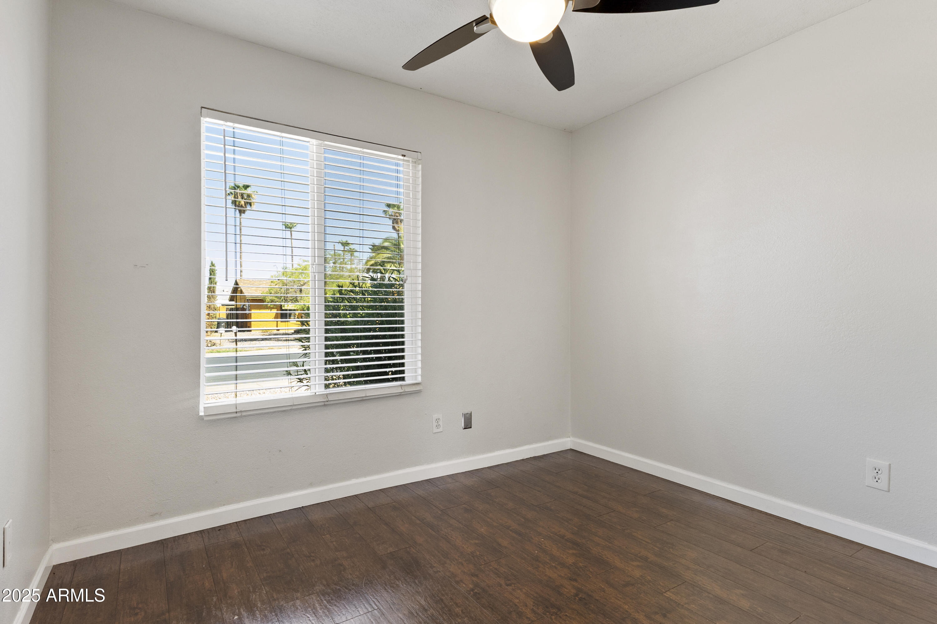 537 W POSADA Avenue