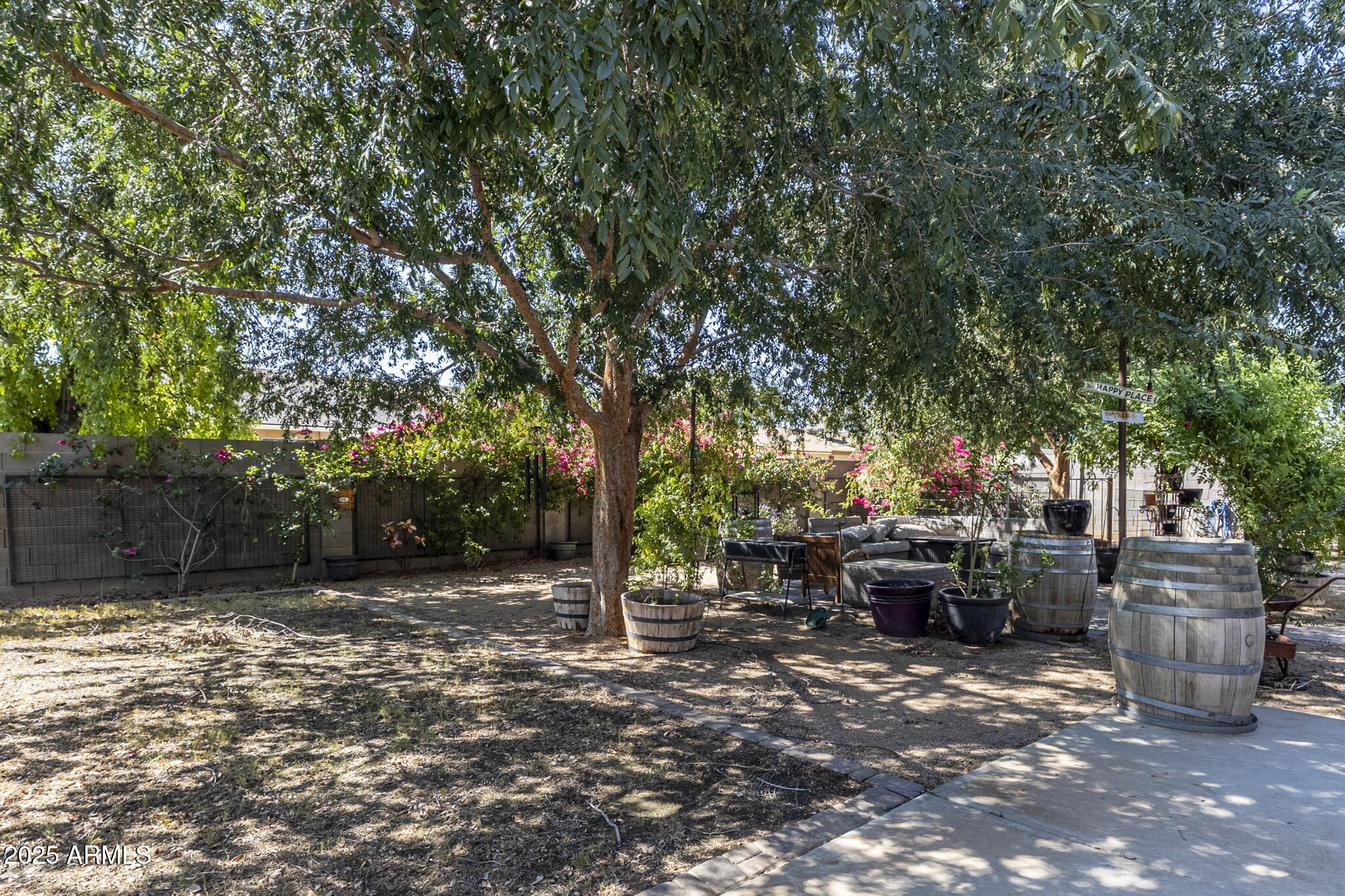 537 W POSADA Avenue