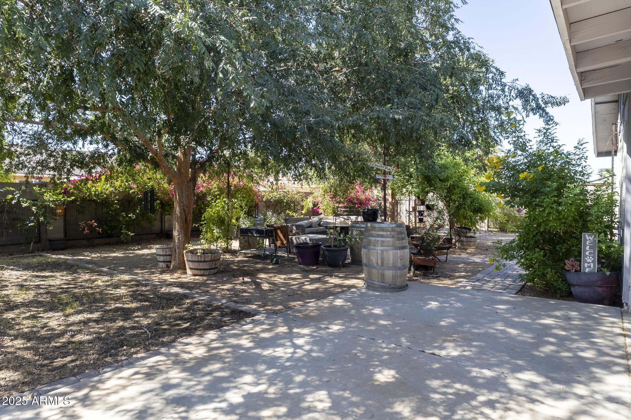 537 W POSADA Avenue