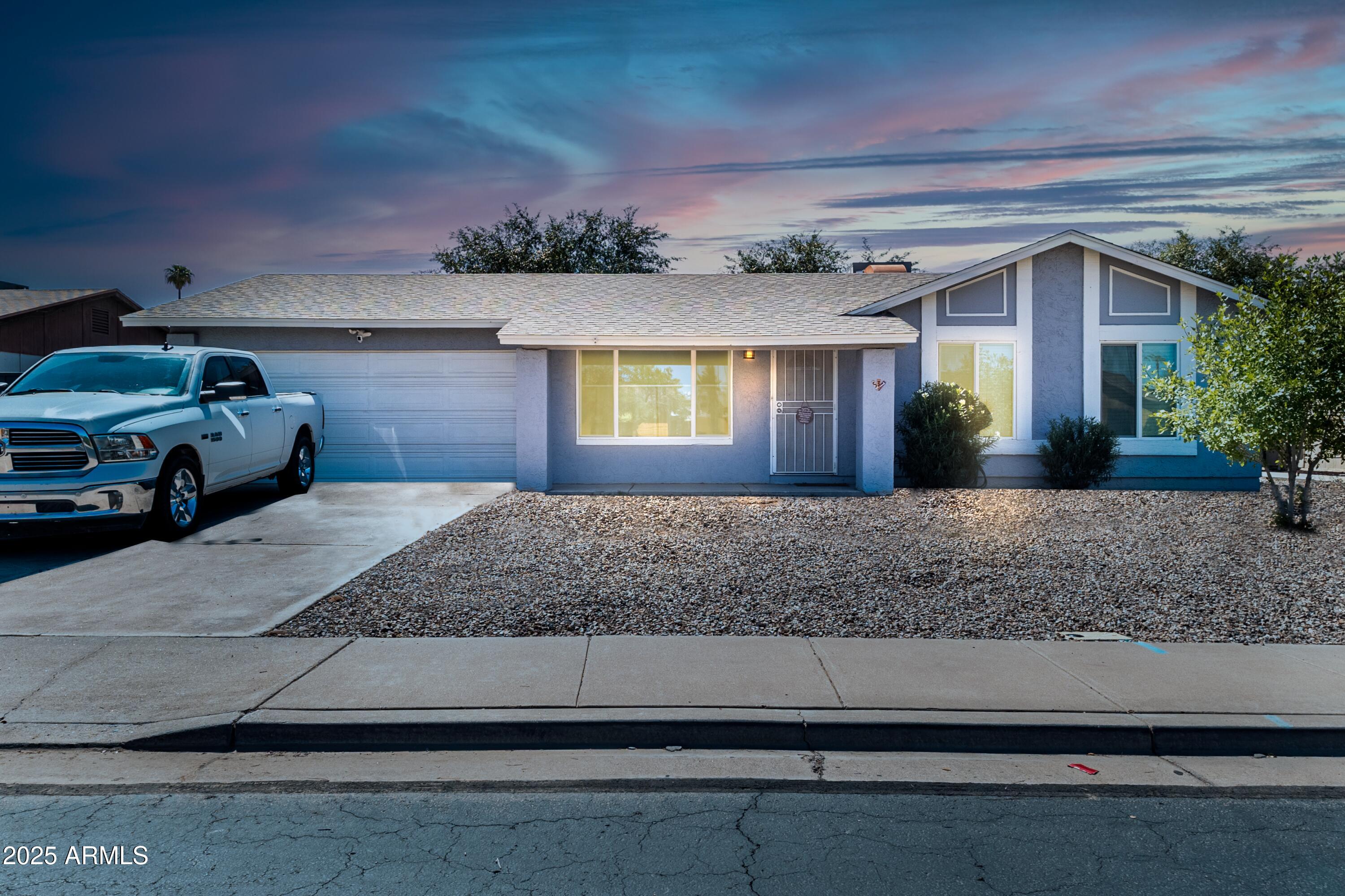537 W POSADA Avenue