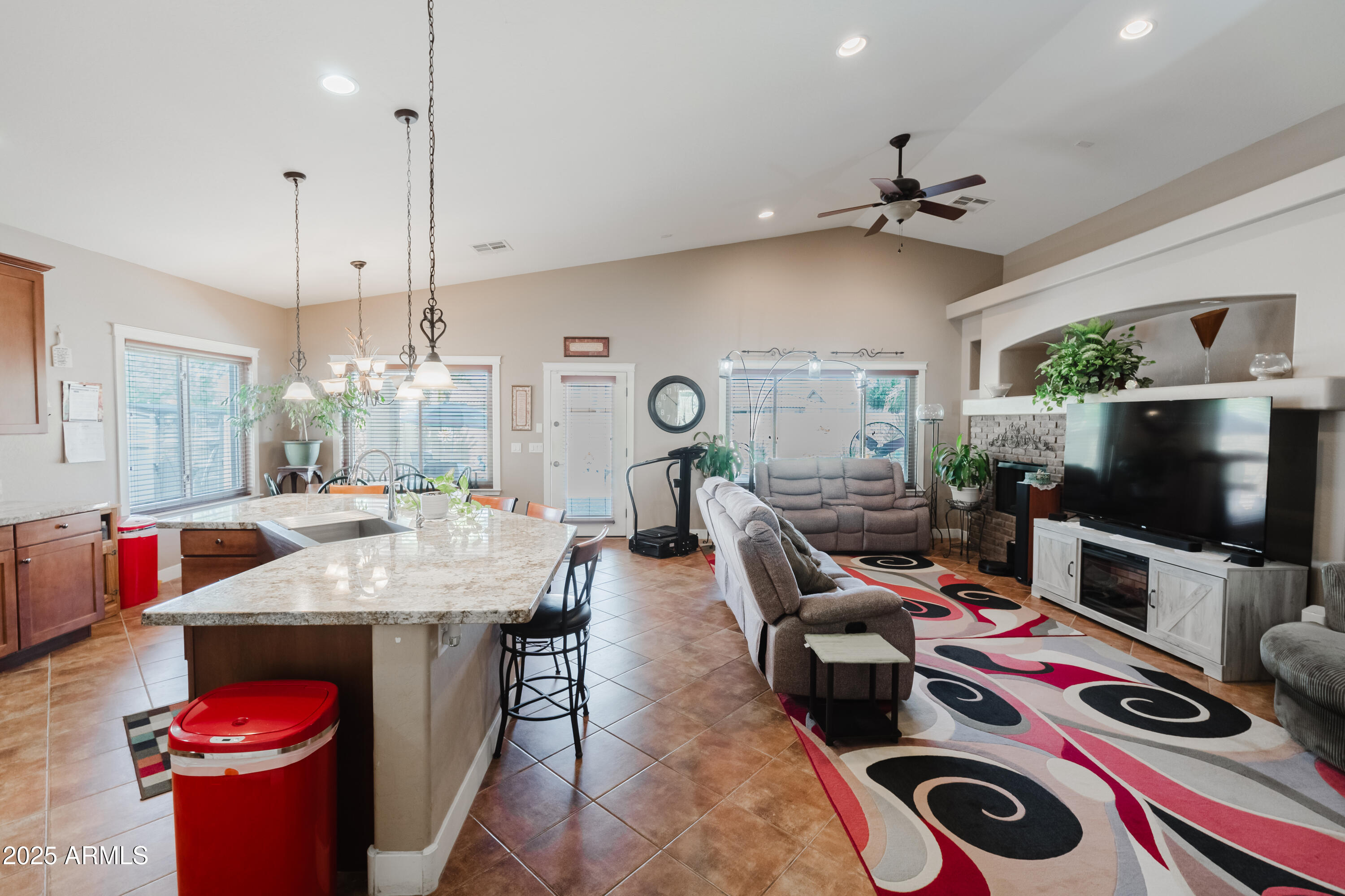 1944 N LORETTA Place