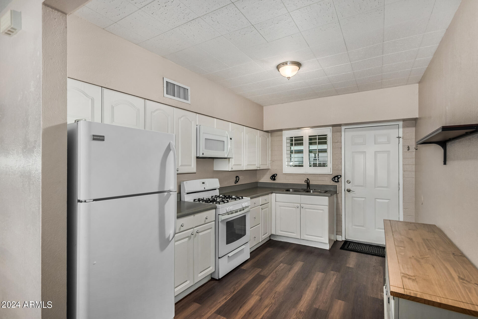 6834 E 4TH Street, 8