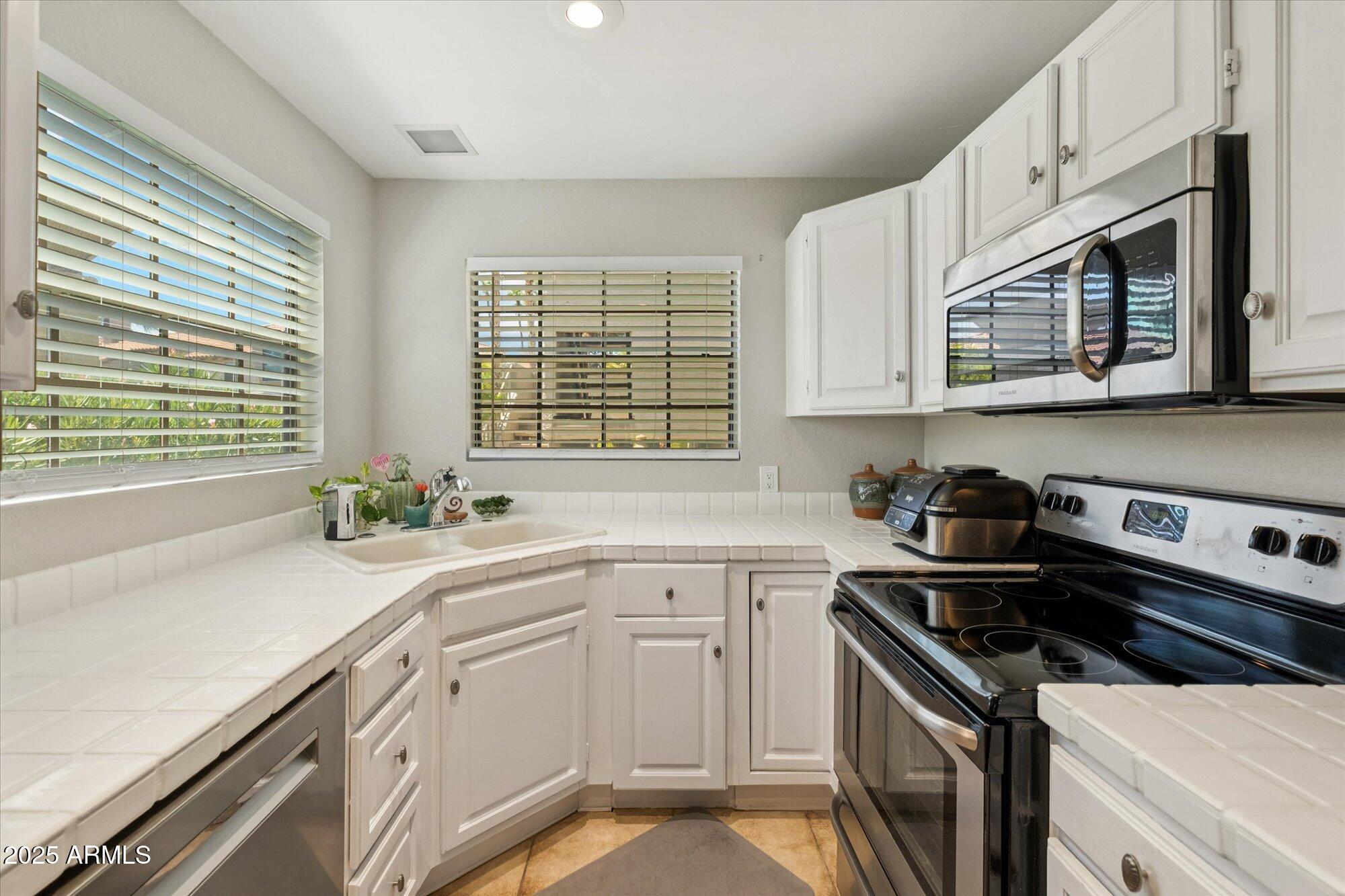 10015 E MOUNTAIN VIEW Road, 1001