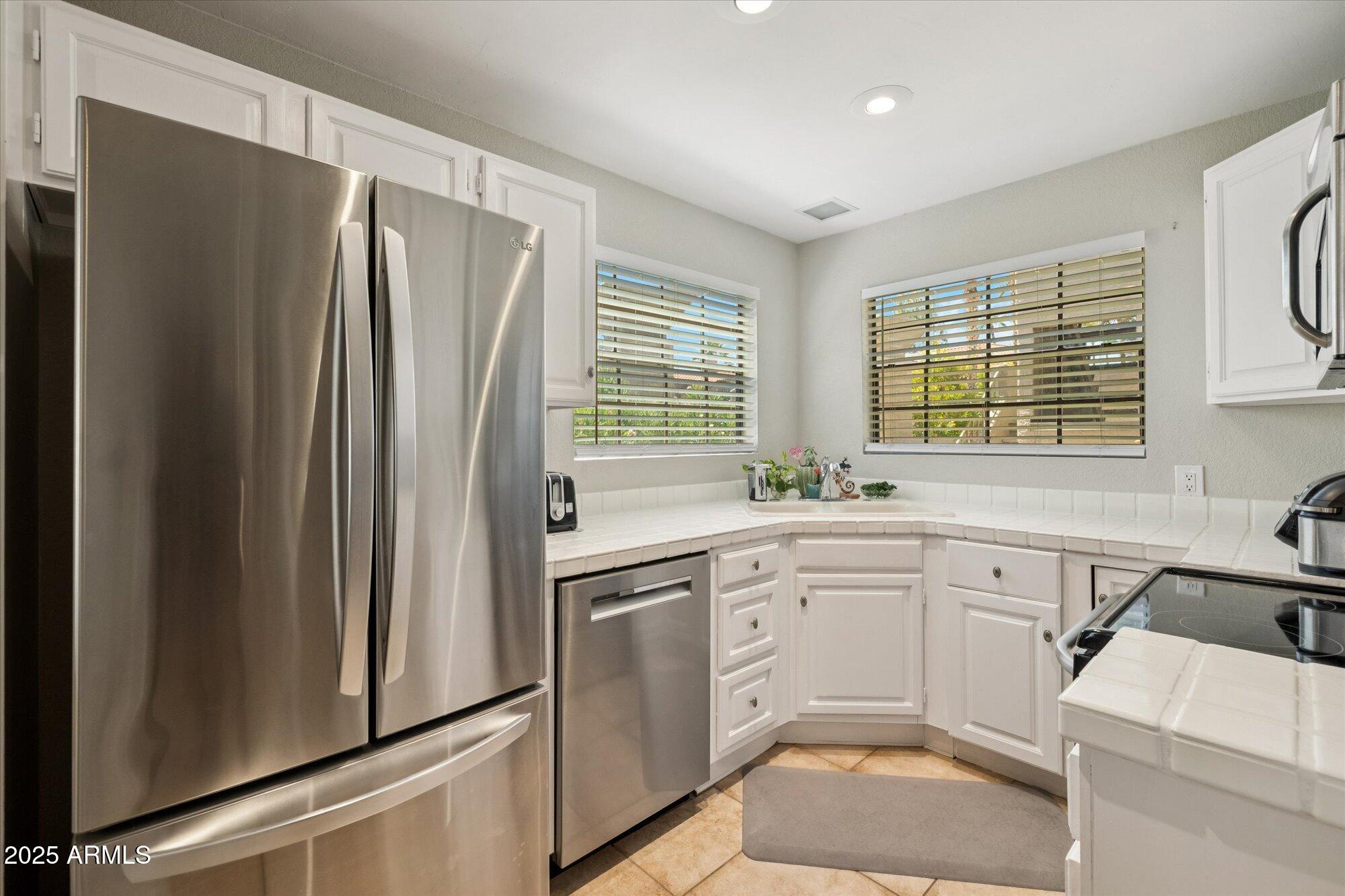 10015 E MOUNTAIN VIEW Road, 1001