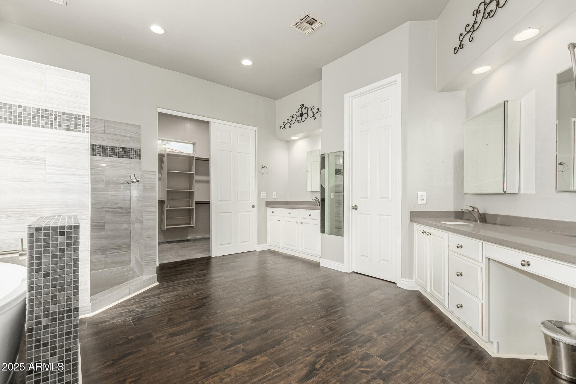 1253 E IVANHOE Court