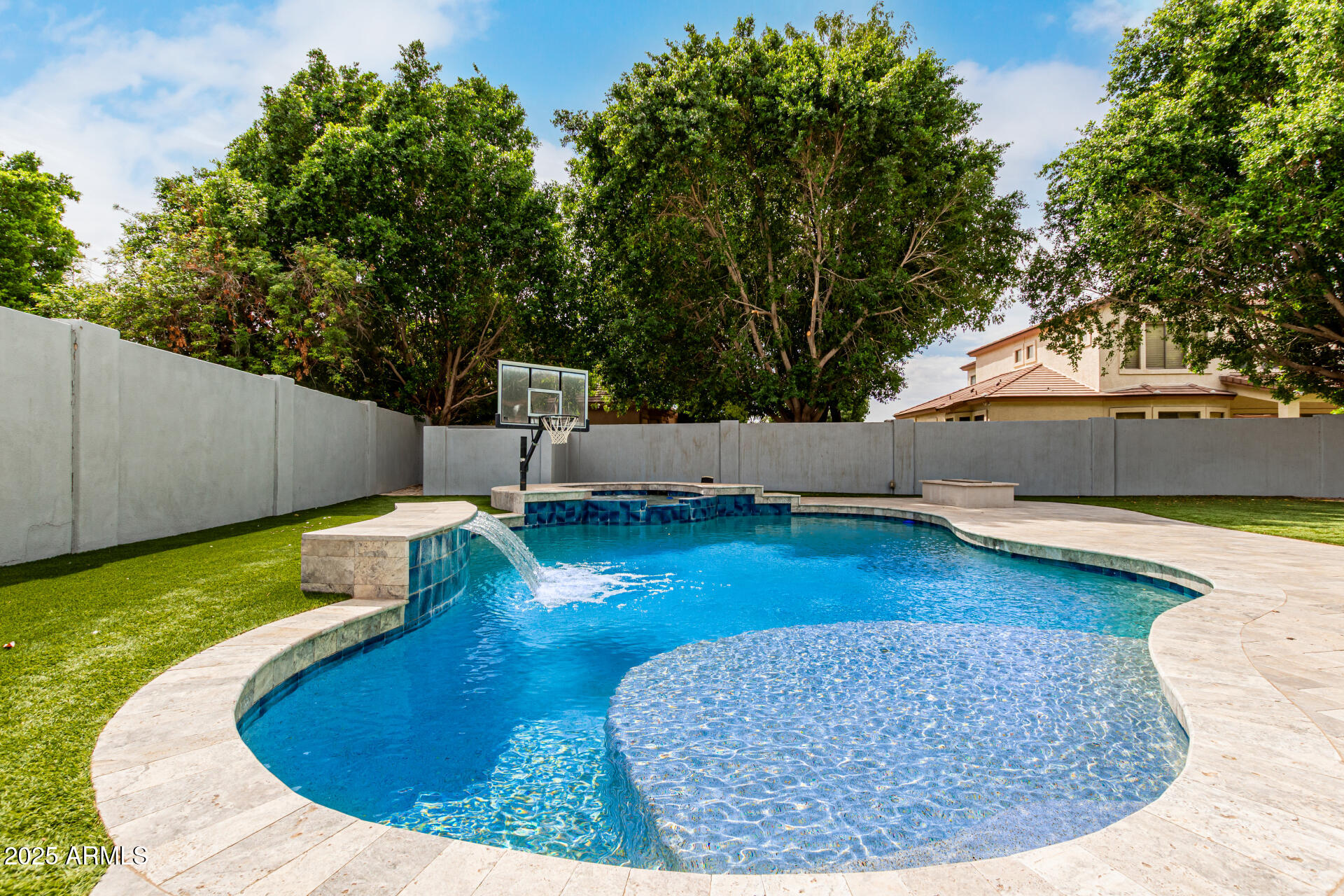1253 E IVANHOE Court