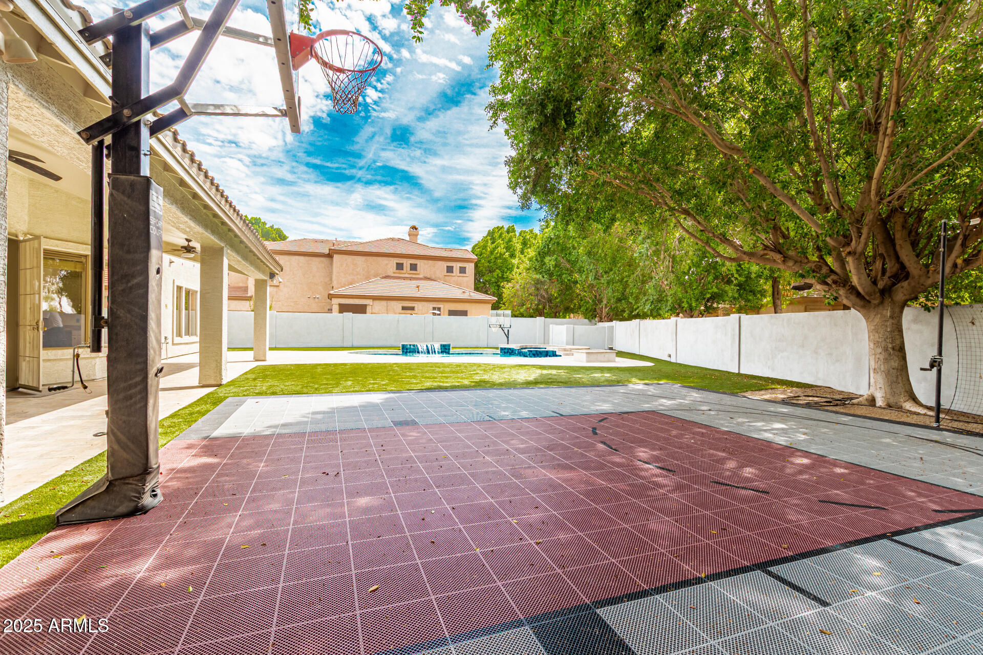 1253 E IVANHOE Court