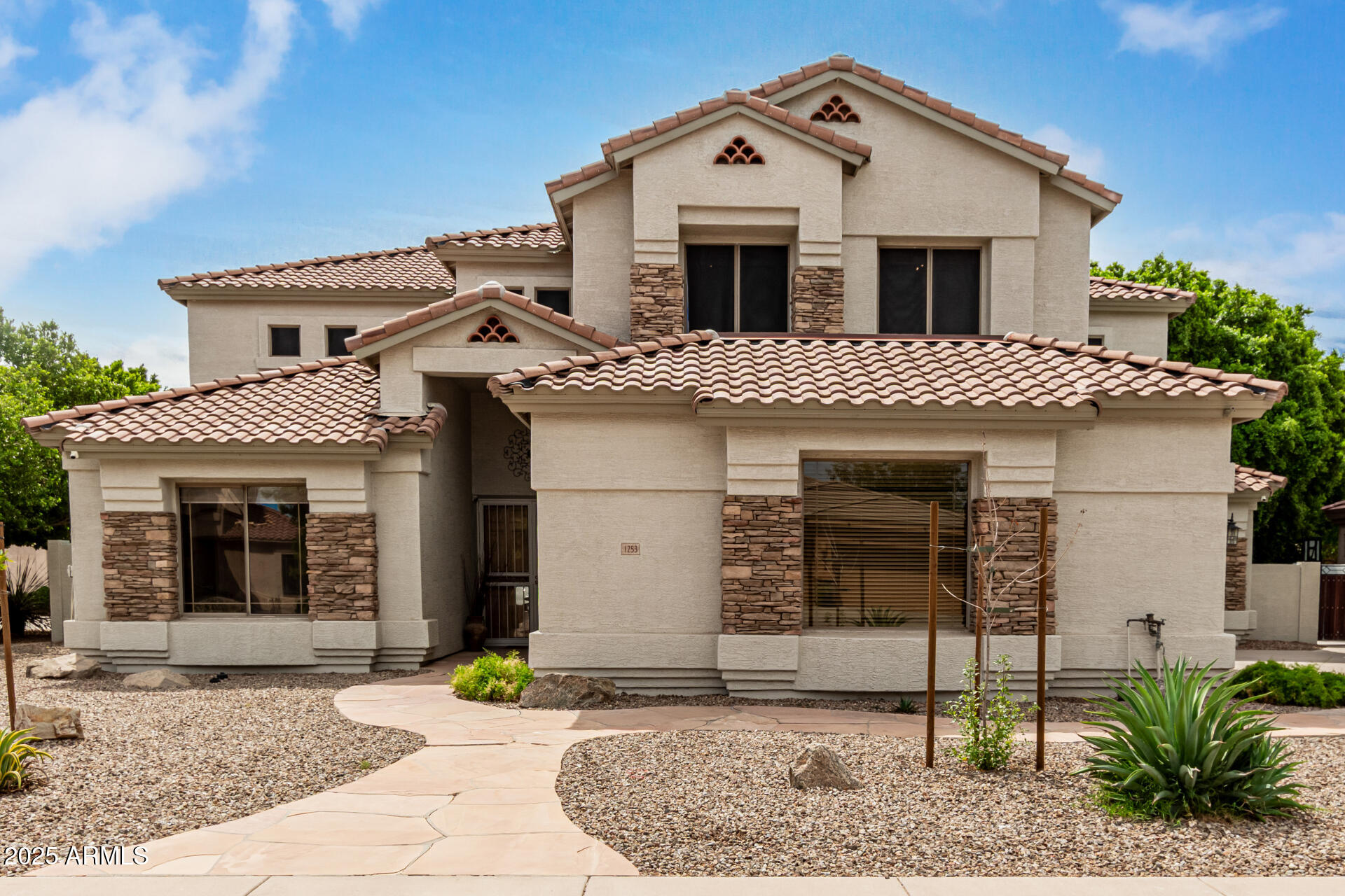 1253 E IVANHOE Court
