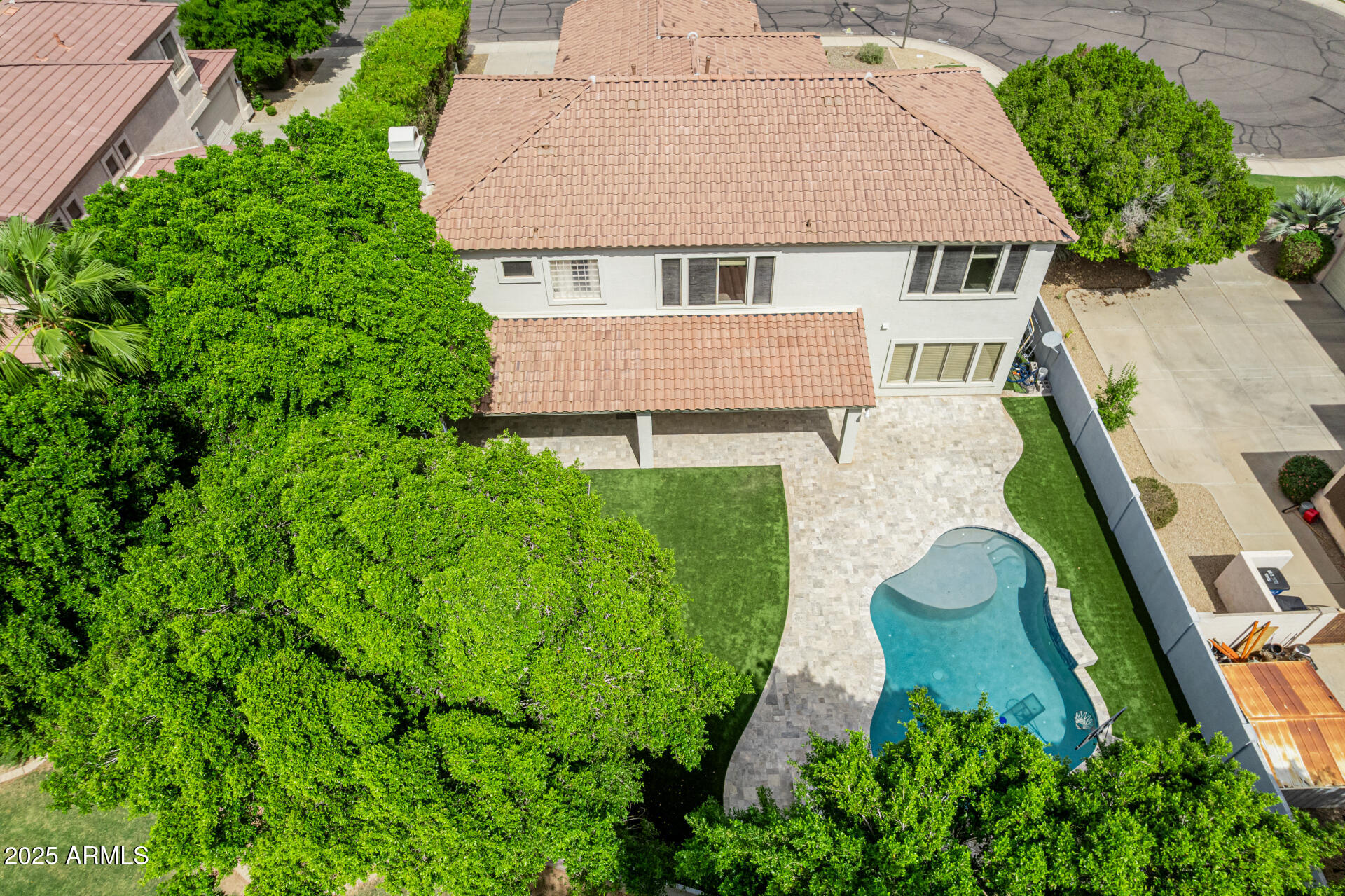 1253 E IVANHOE Court