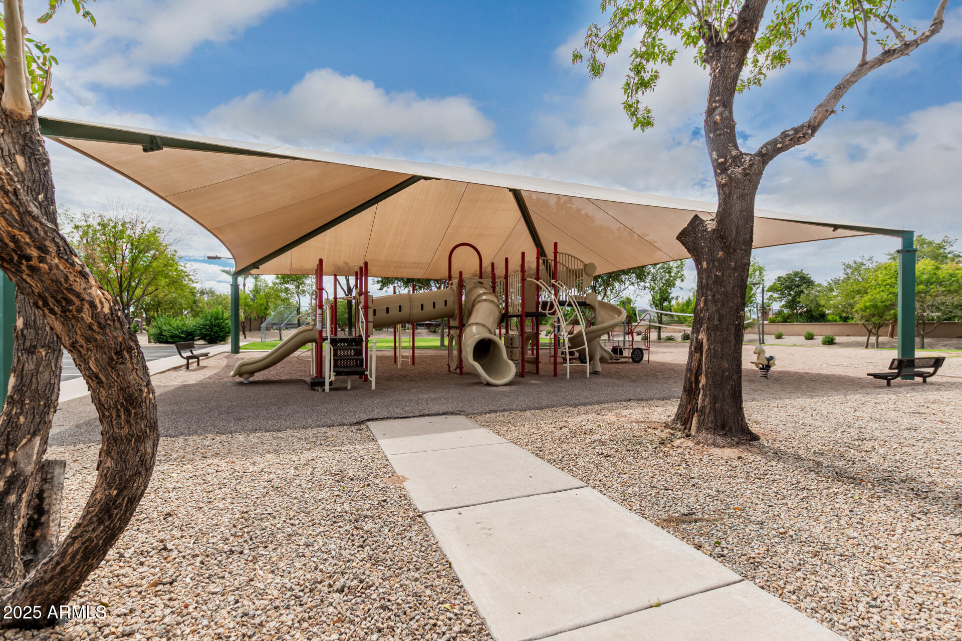 1253 E IVANHOE Court