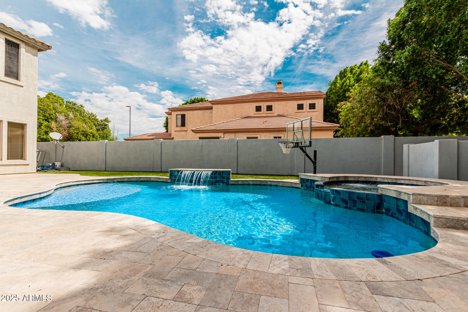 1253 E IVANHOE Court