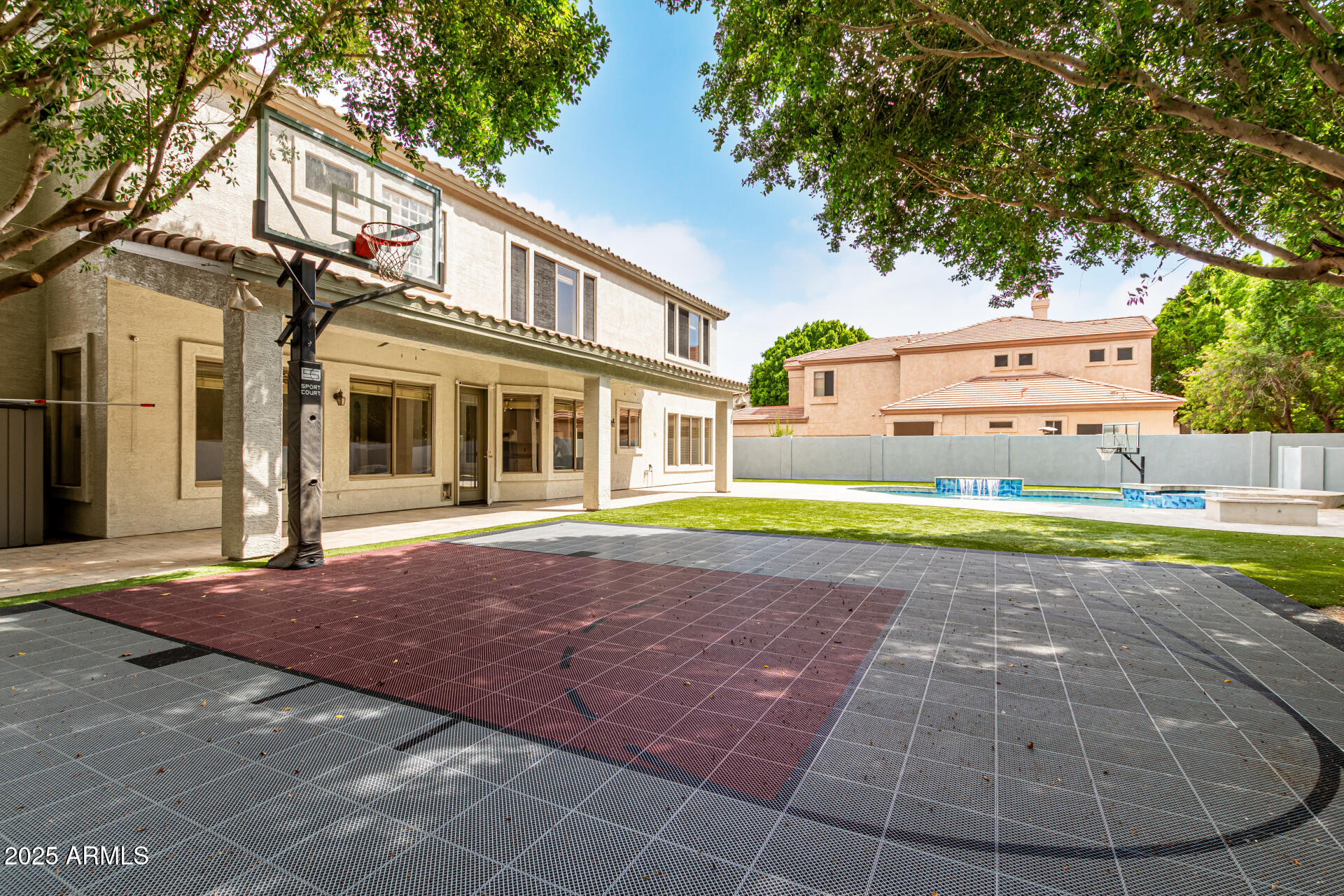 1253 E IVANHOE Court