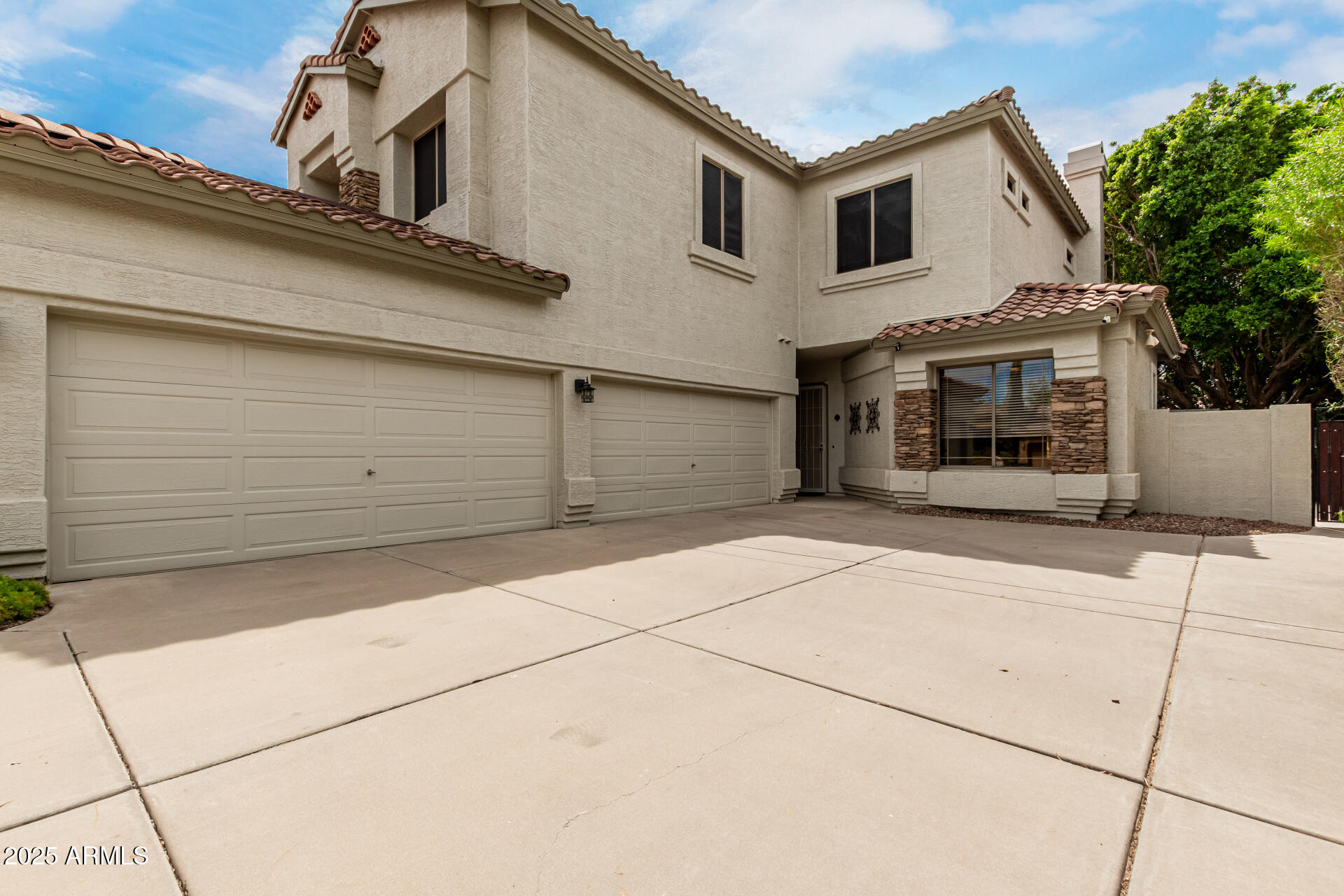 1253 E IVANHOE Court