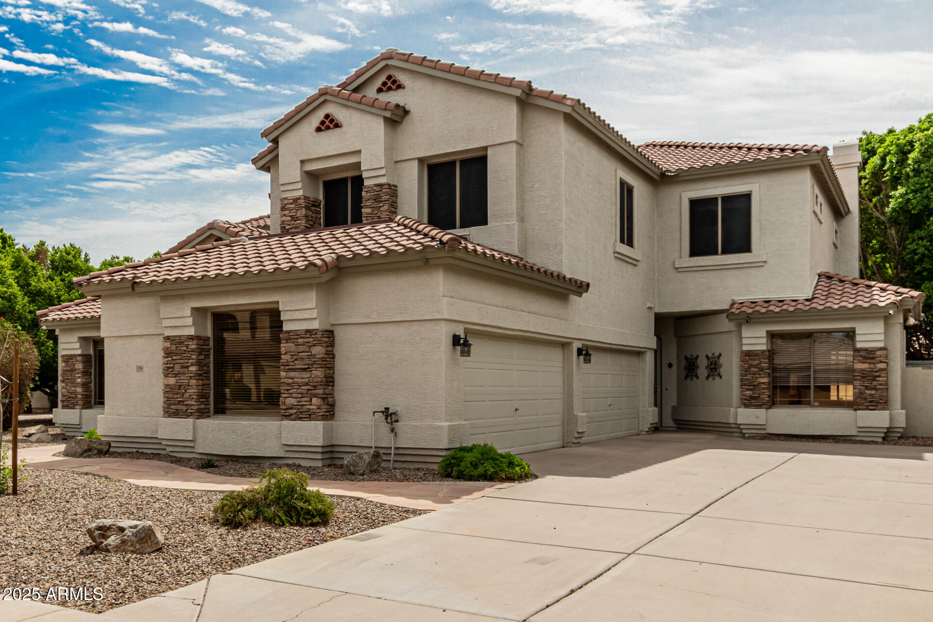 1253 E IVANHOE Court