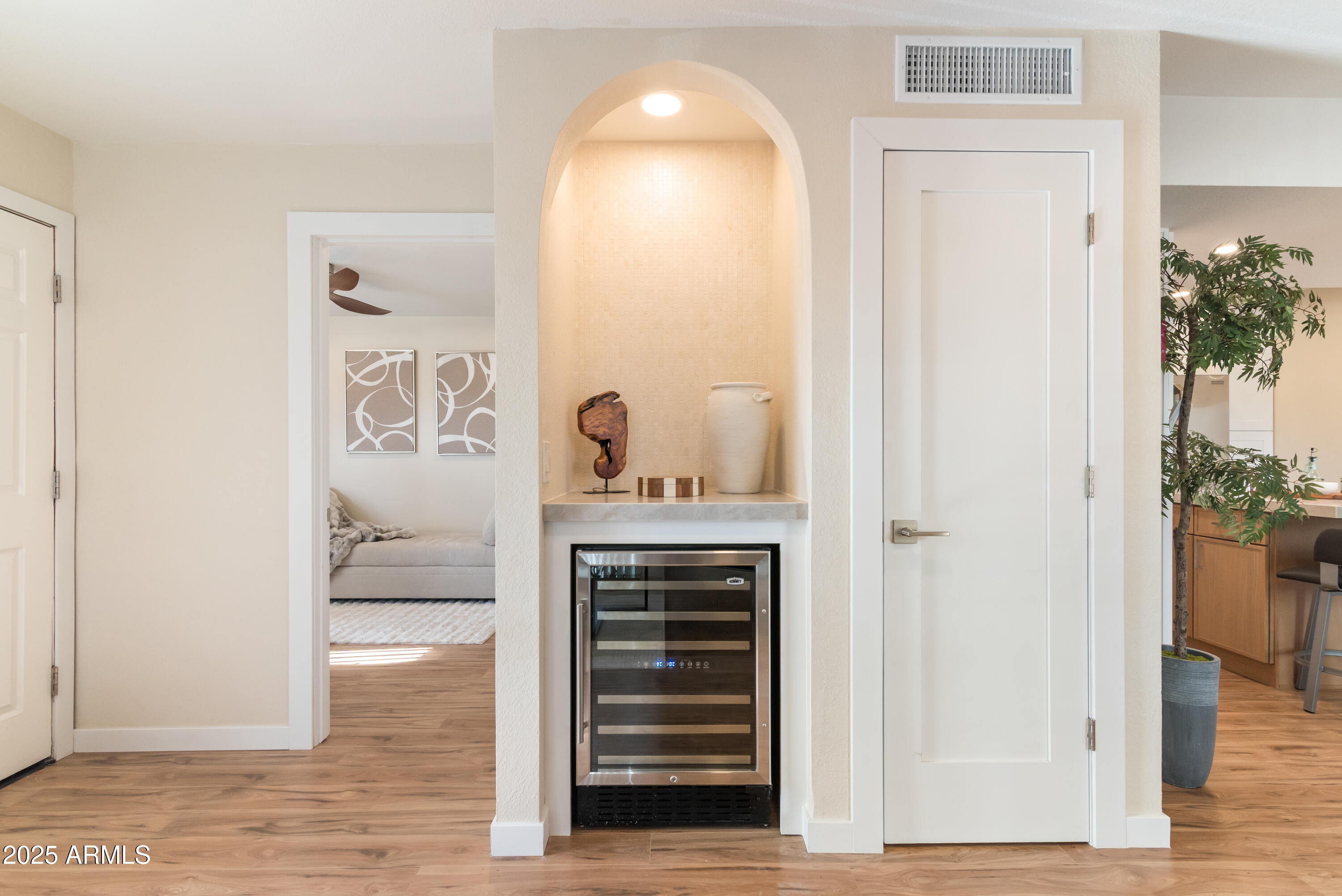 8787 E MOUNTAIN VIEW Road, 2101